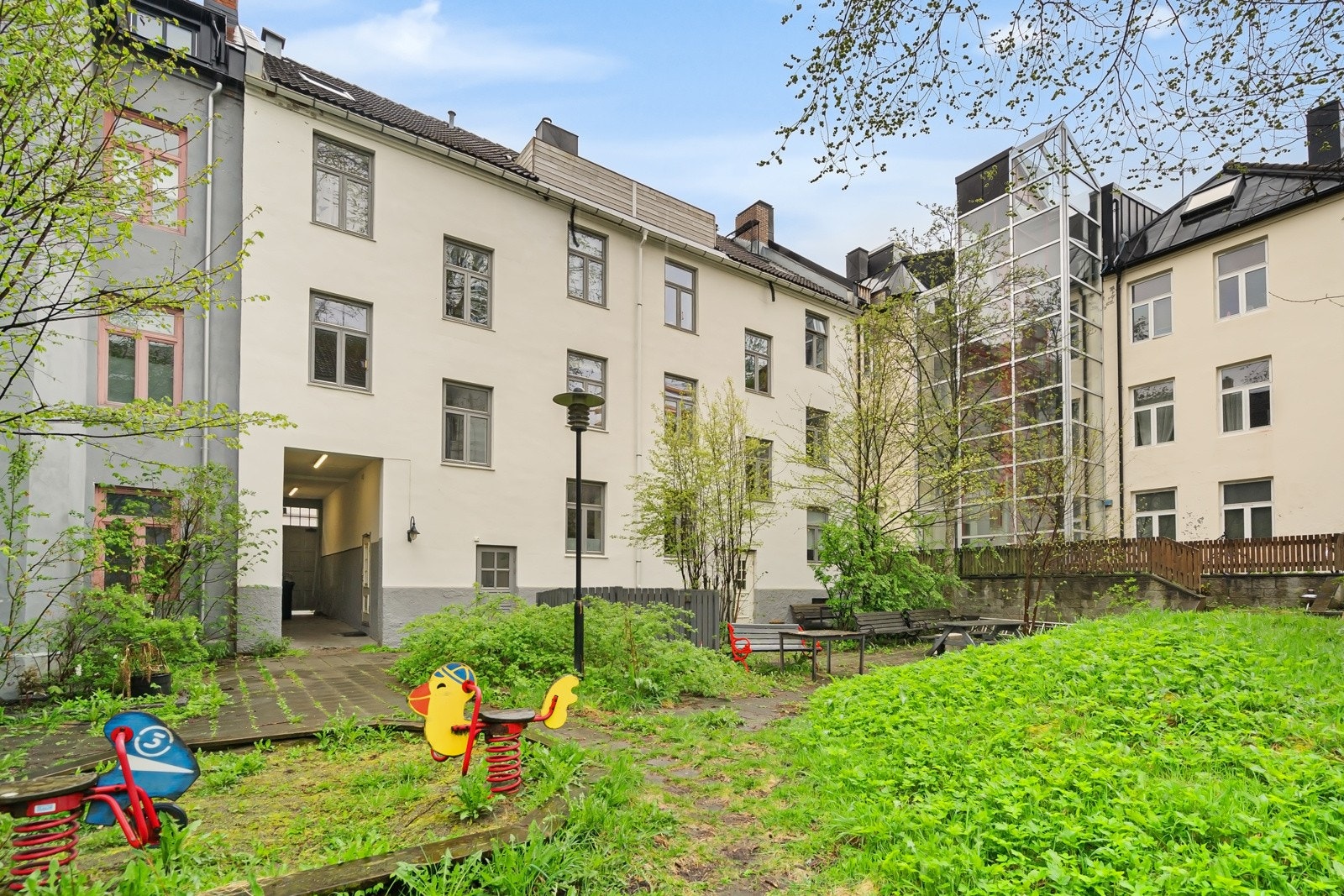 Trivelig felles bakgård. Leiligheten ligger svært sentralt til, samtidig som det er tilbaketrukket fra det yrende bylivet. Galleribilde