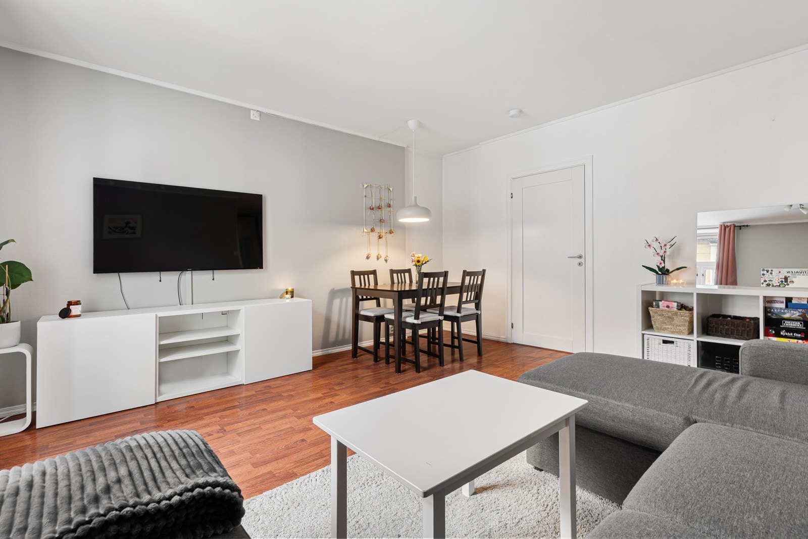 Lys om romslig stue på hele 23 m². Her har man god plass til både spisebord og sofagruppe. Galleribilde