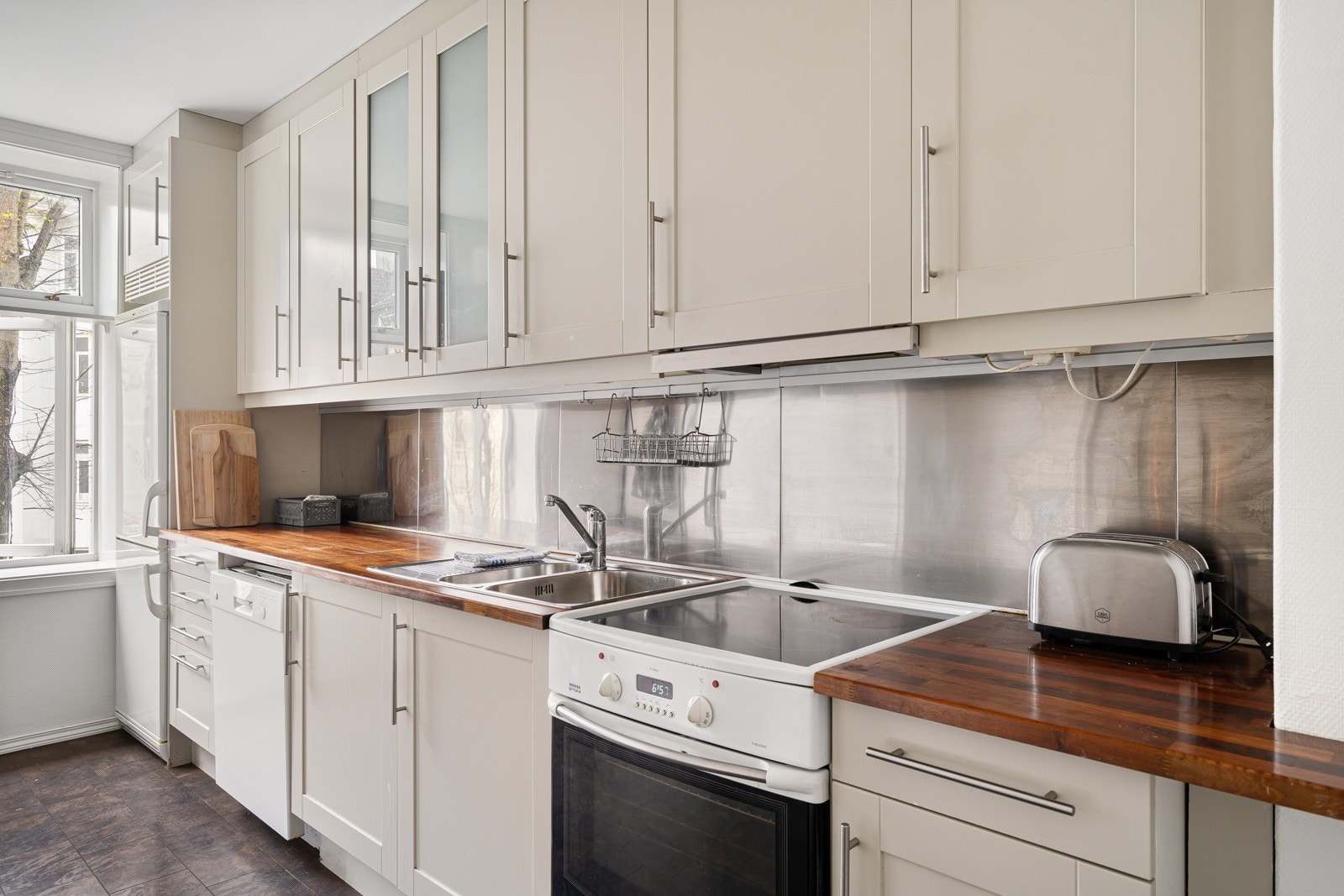 Kjøkkeninnredningen har profilerte fronter og benkeplate av tre. Galleribilde