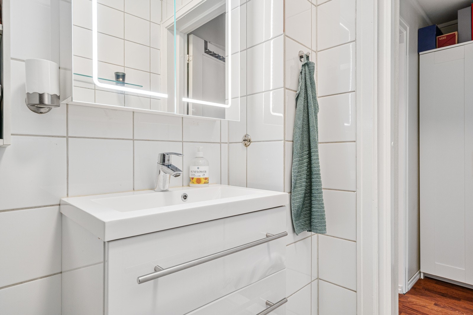 Vegghengt servantinnredning med speilskap. Galleribilde