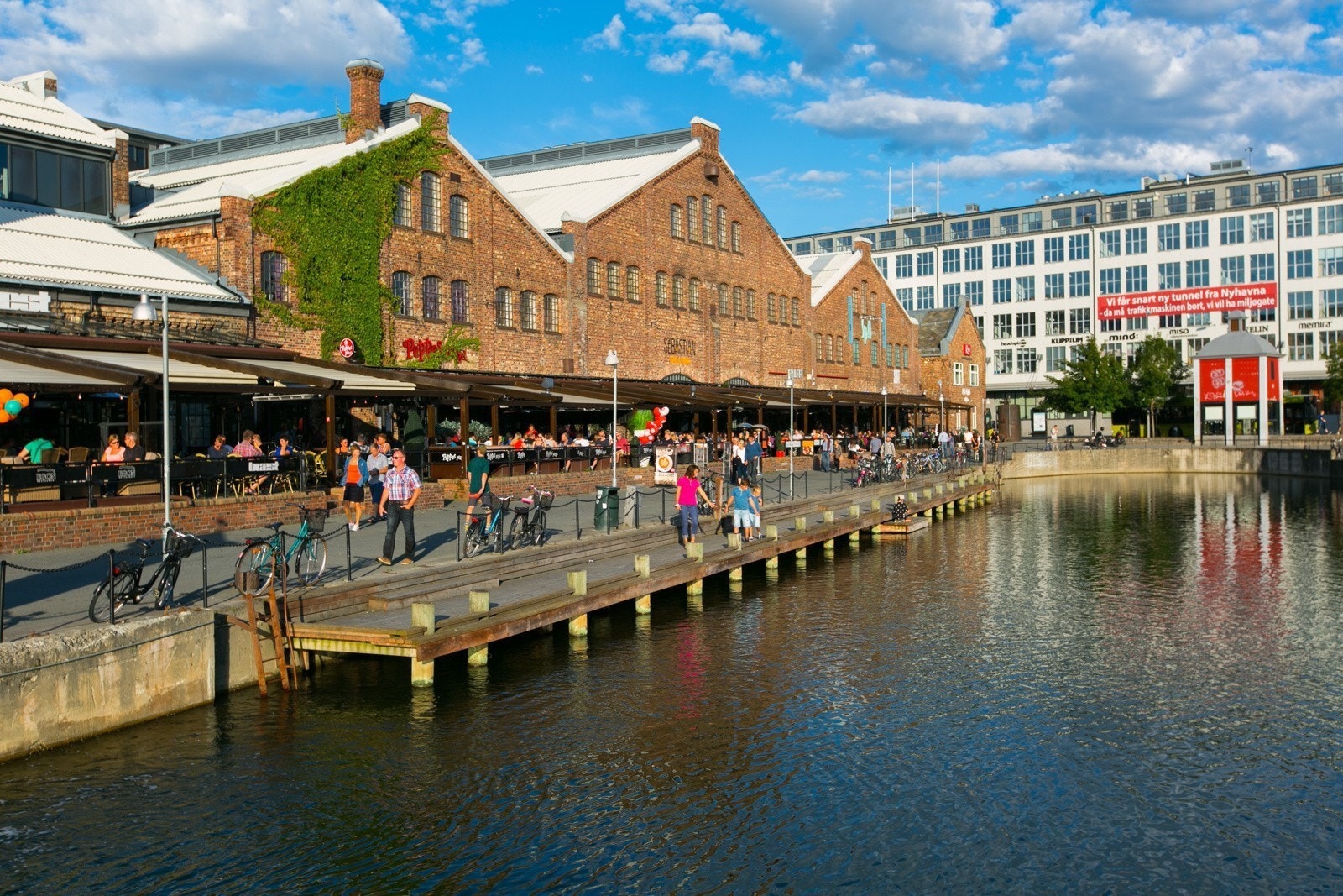 Solsiden kjøpesenter byr på et bredt utvalg av butikker og restauranter og ligger ca 5 minutters gange fra leiligheten. Galleribilde