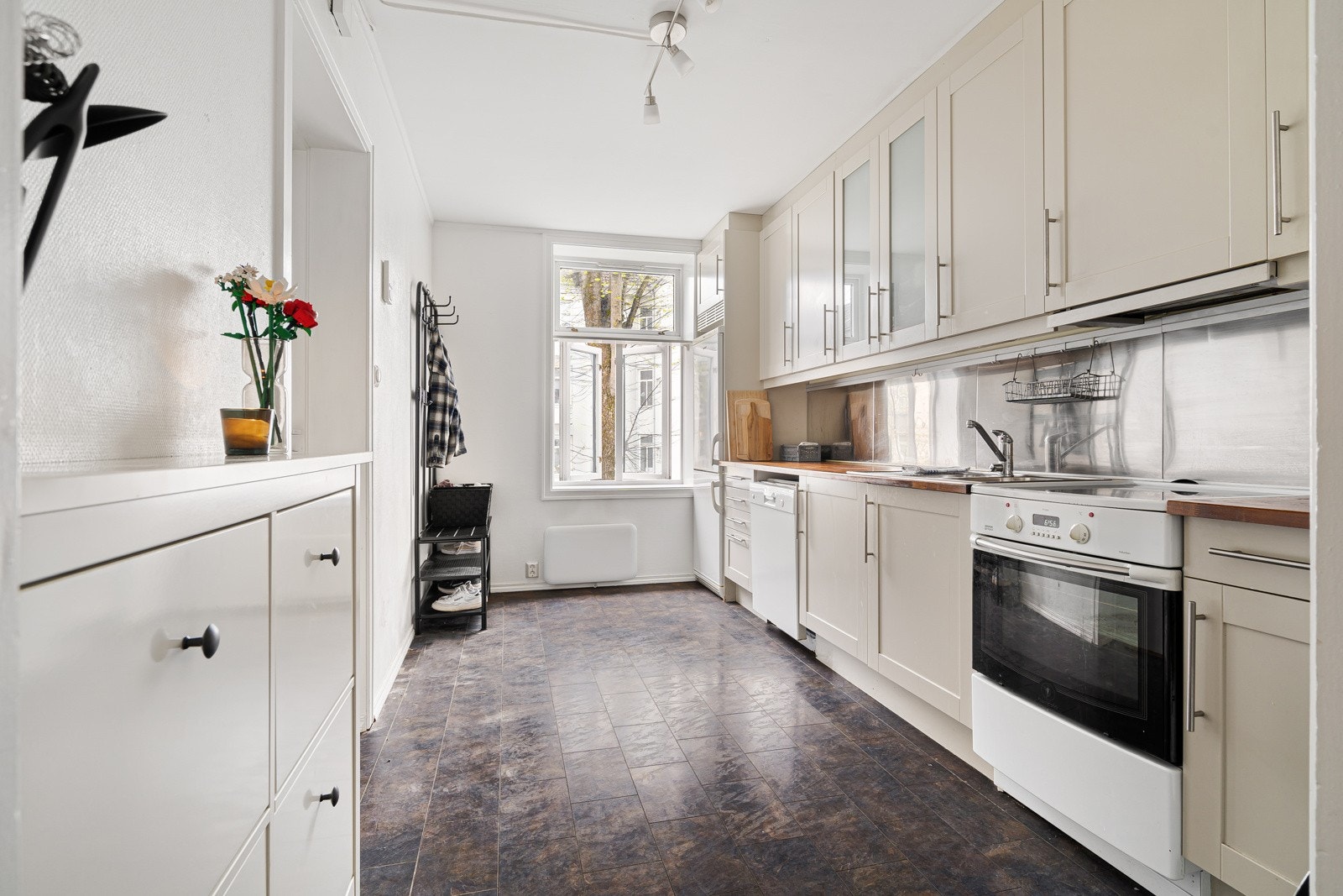 Kjøkkenet har rikelig med skap, skuff og benkeplass! Galleribilde