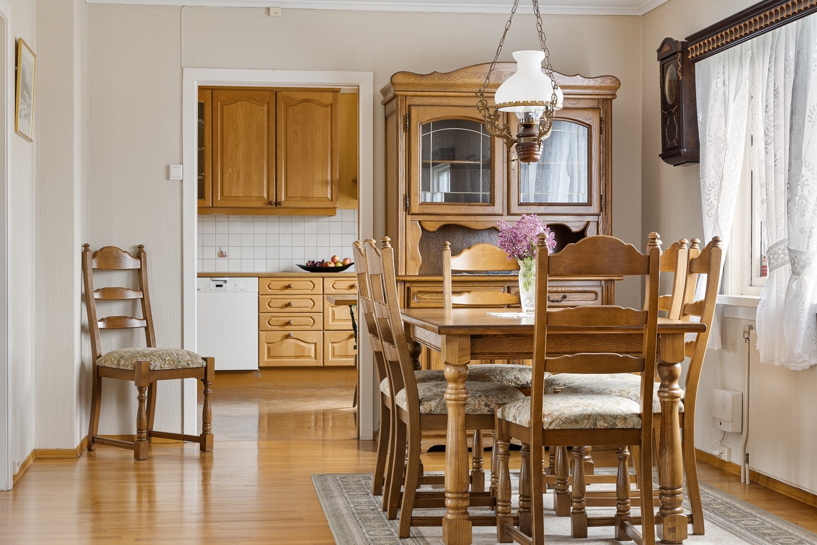 Stuen er naturlig inndelt i ulike brukssoner og nærmest kjøkkenet passer det utmerket med spisebordsmøblement. Galleribilde