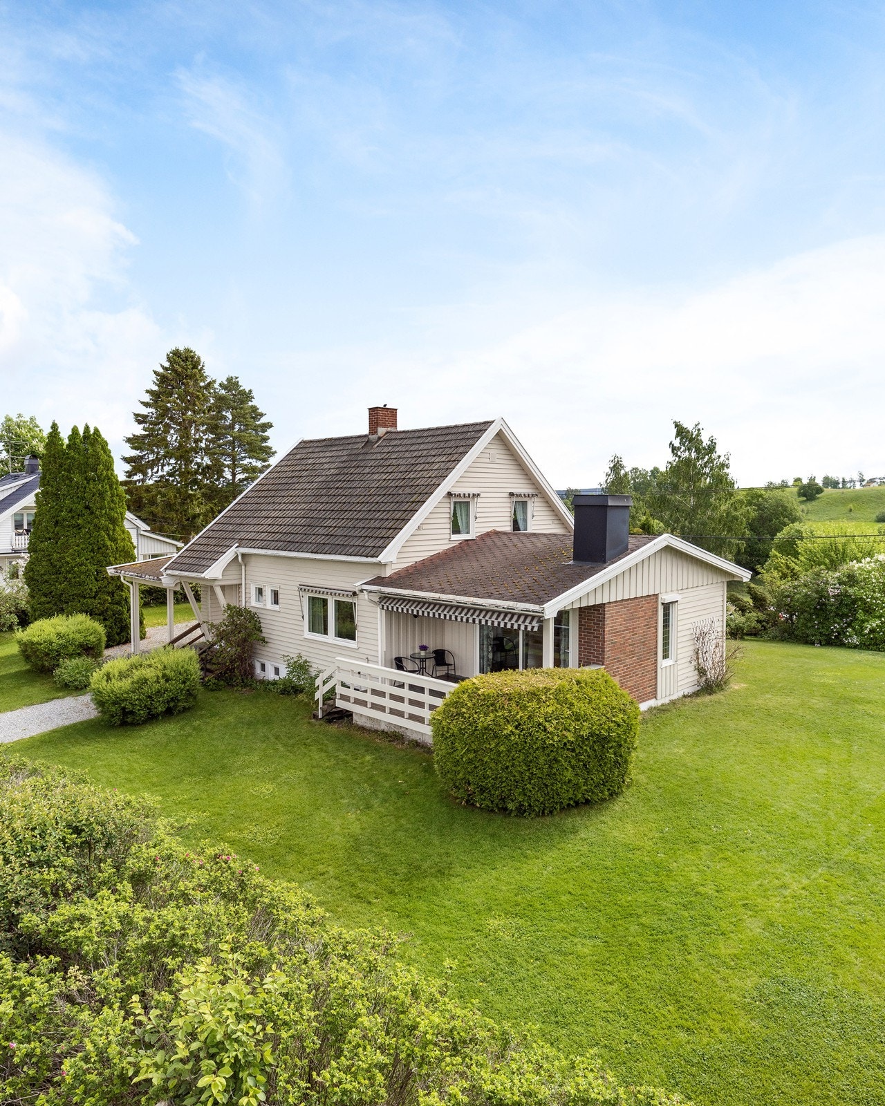 Fra eiendommen er det kort vei til skole, barnehager og øvrige servicetilbud i sentrum. Galleribilde