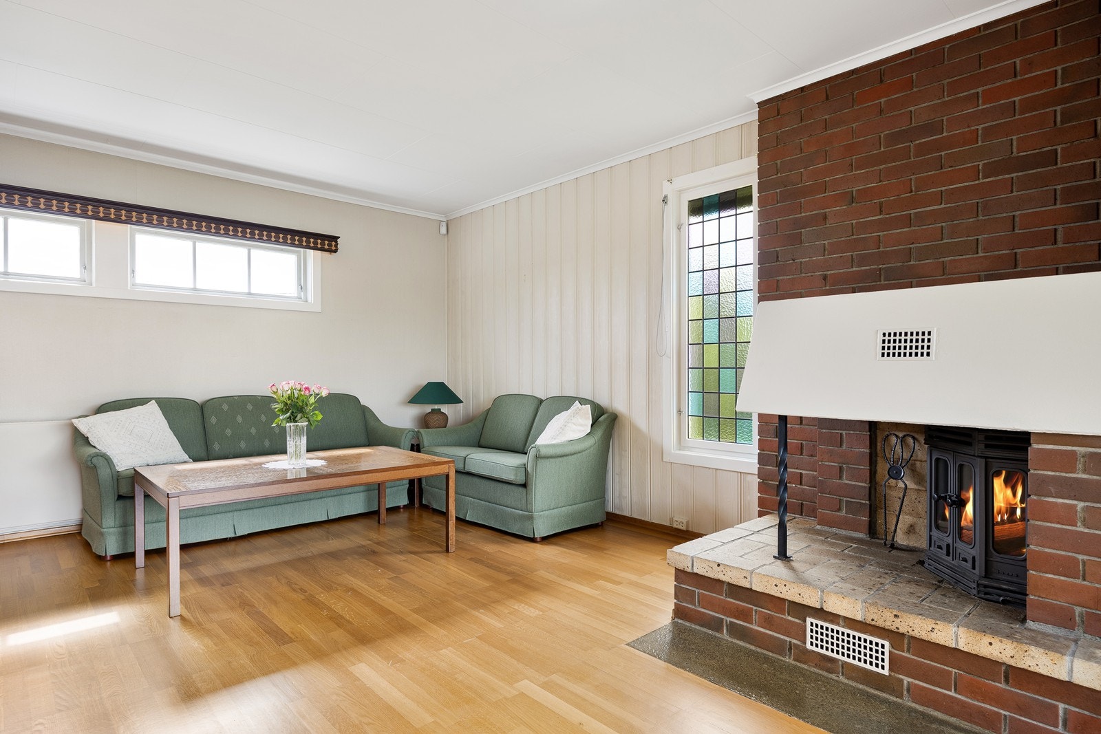 Rommet har både murt peis og en vedovn, som bidrar til ekstra hygge og varme. Galleribilde