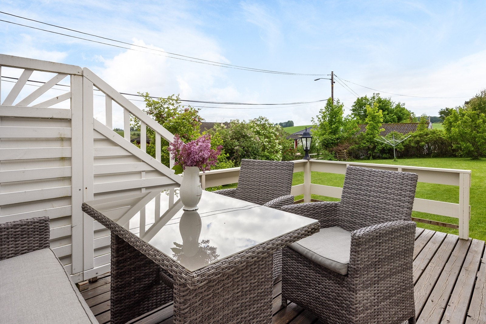 Terrassen ved kjøkkenet har en levegg, som skjermer både for innsyn, samt vær og vind. Galleribilde