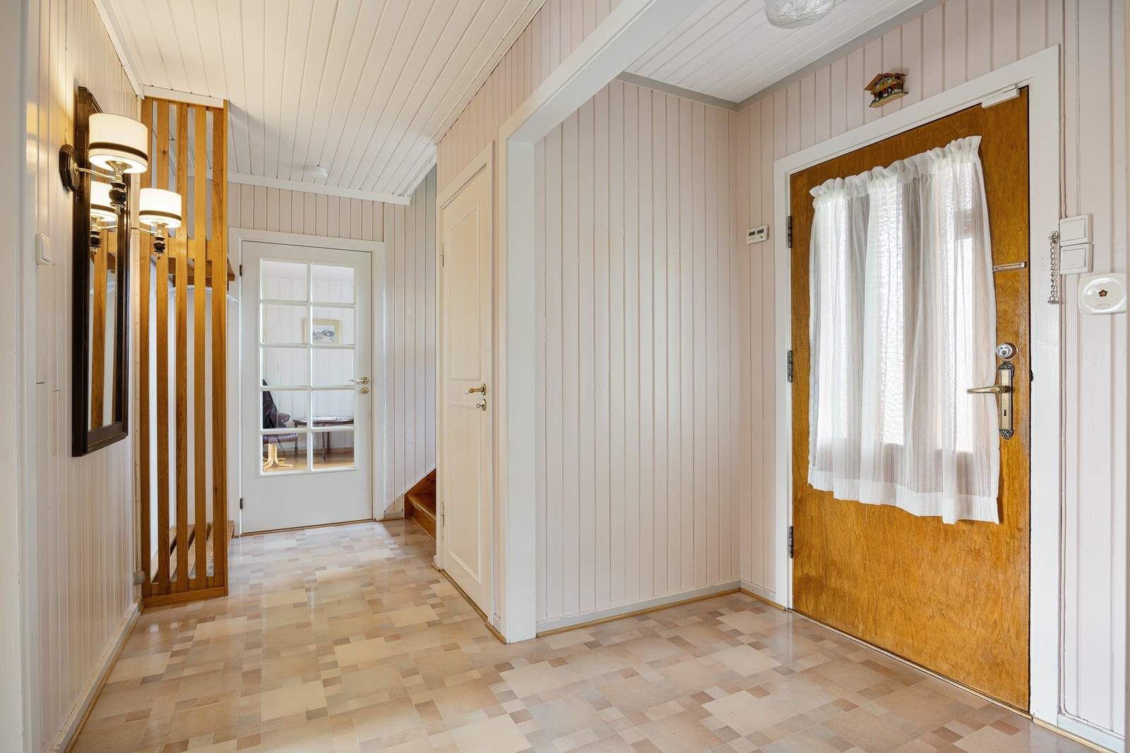 Entréen har belegg på gulvet og panelvegger i en dus beigetone. Galleribilde