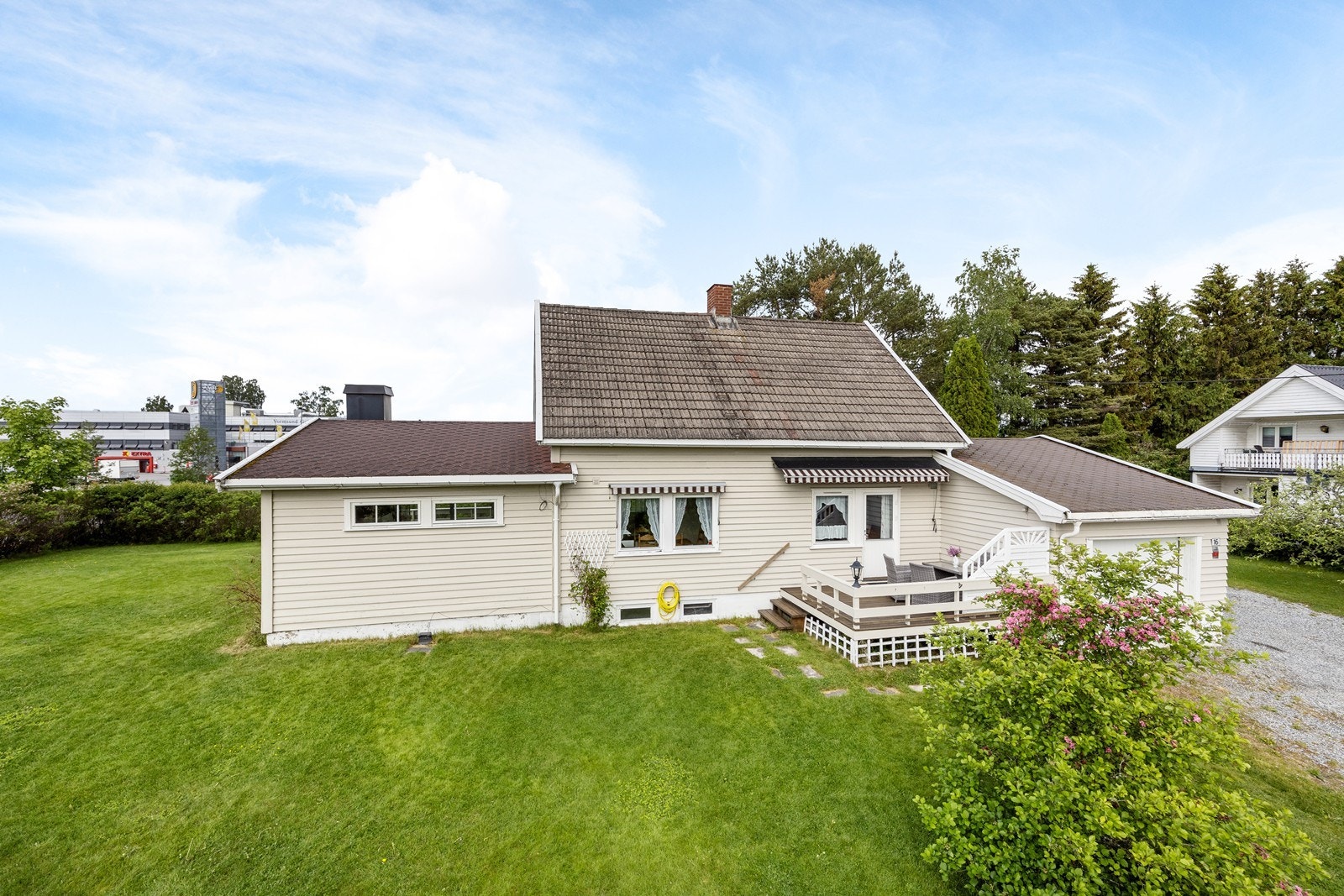 Hagen er pent opparbeidet med plenarealer, hekk, trær, velstelte busker og diverse annen beplantning. Galleribilde