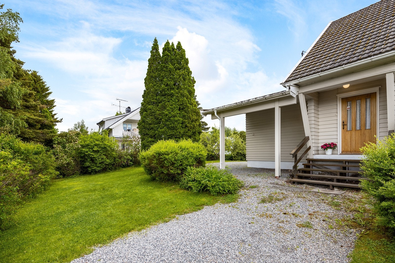 Boligen ligger i blindvei med lite gjennomgangstrafikk. Galleribilde