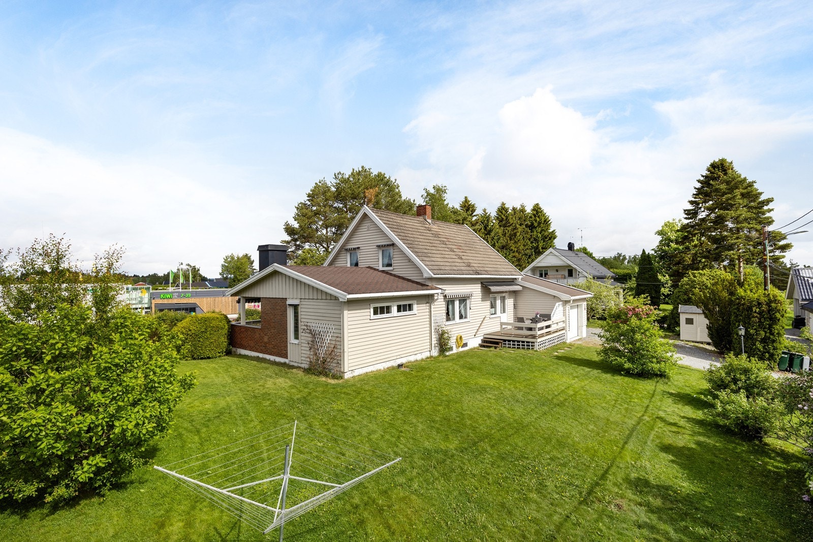 Tomten er på 1, 4 mål og byr på godt med boltreplass for både små og store. Galleribilde