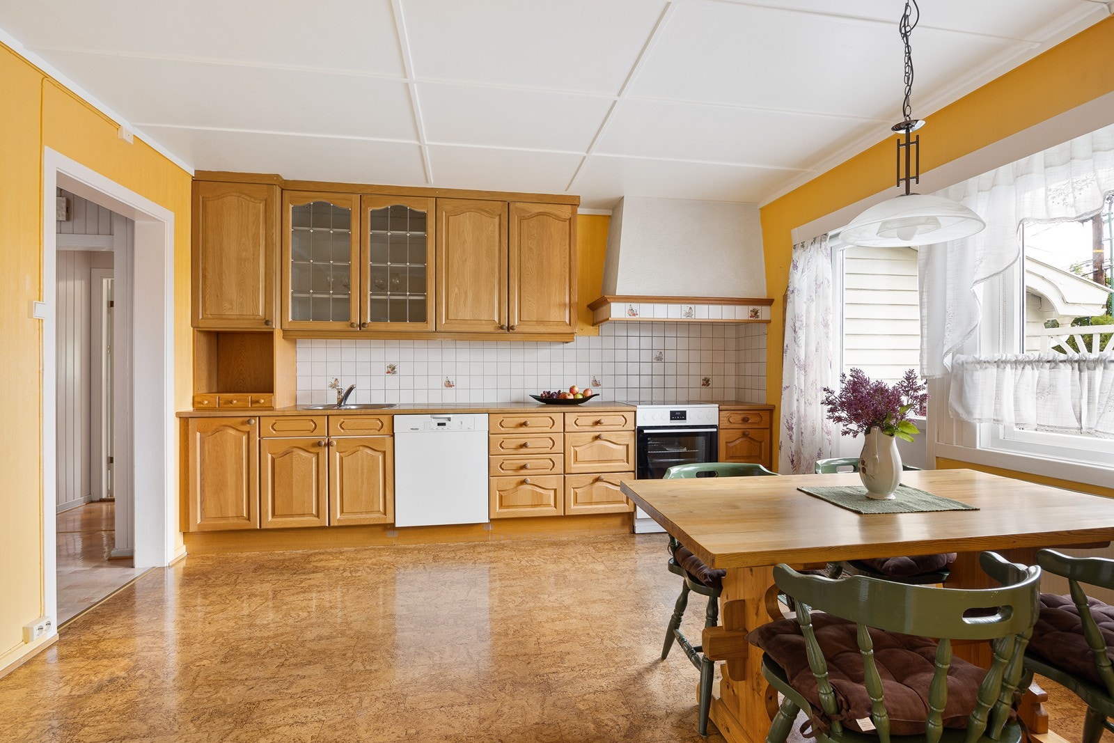 Kjøkkenet er romslig og har god plass til eget spisebord. Galleribilde