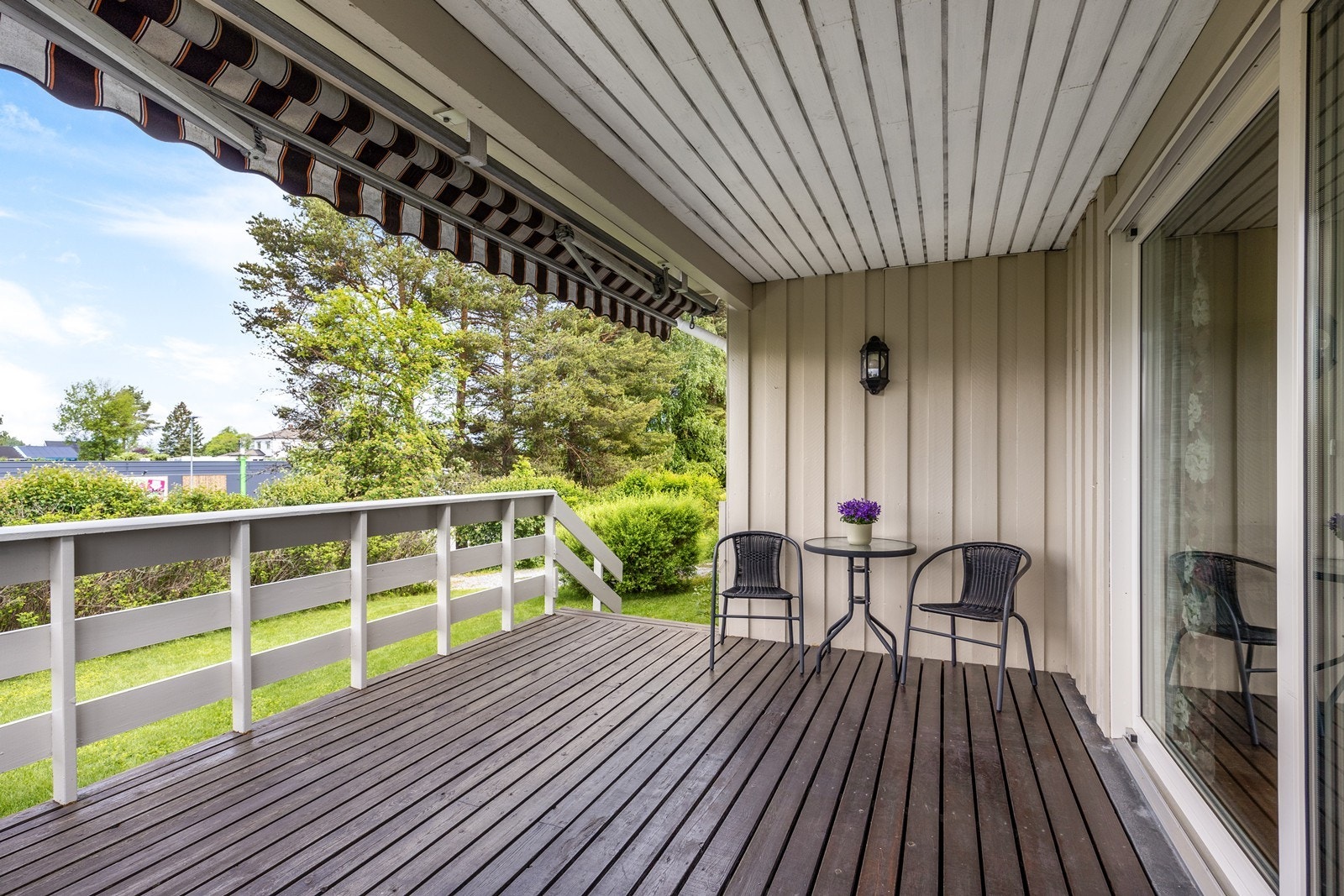 Begge terrassene har markiser og trapper ned til hagen. Galleribilde