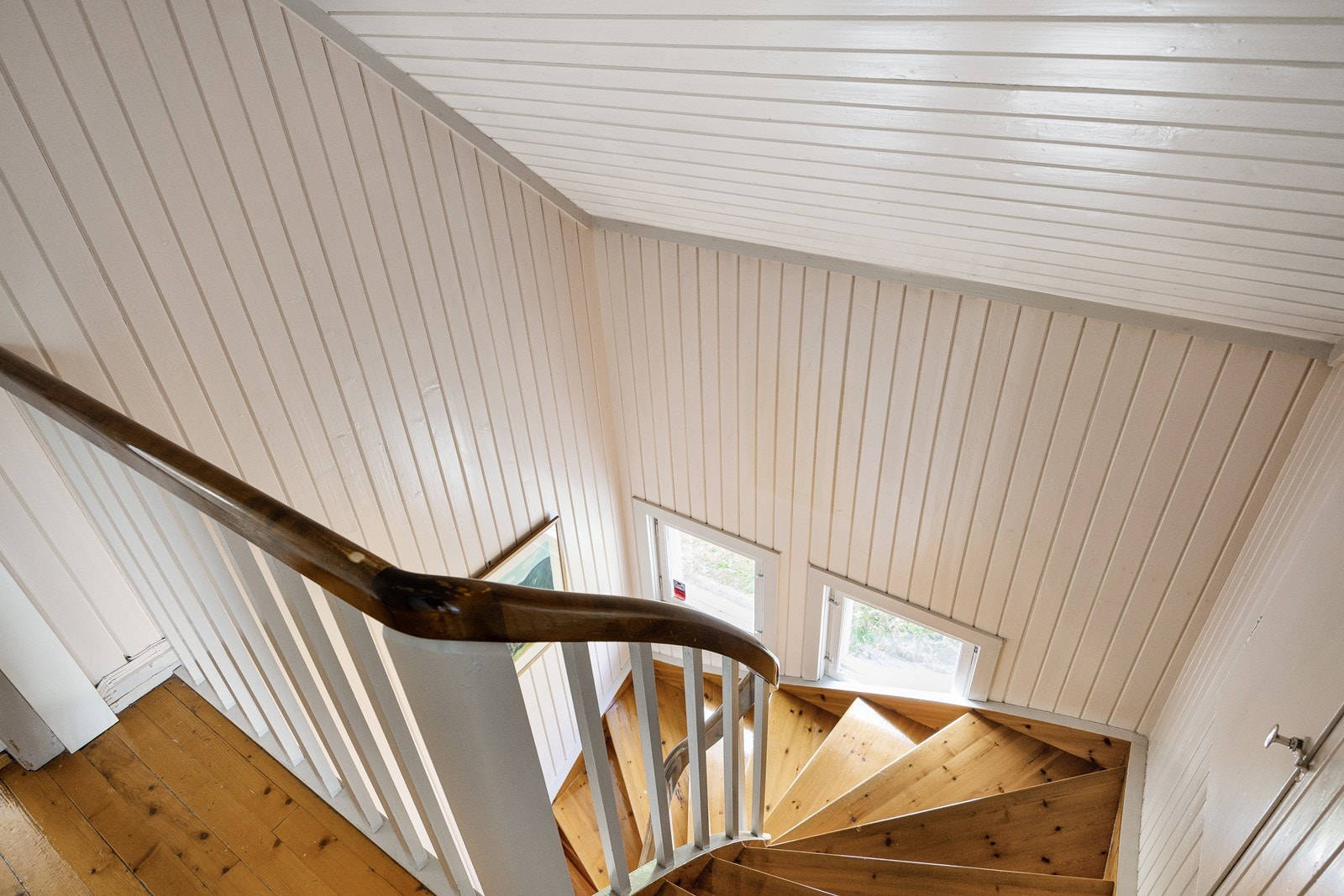 Et lyst og solid trappeløp fører opp til andre etasje. Galleribilde