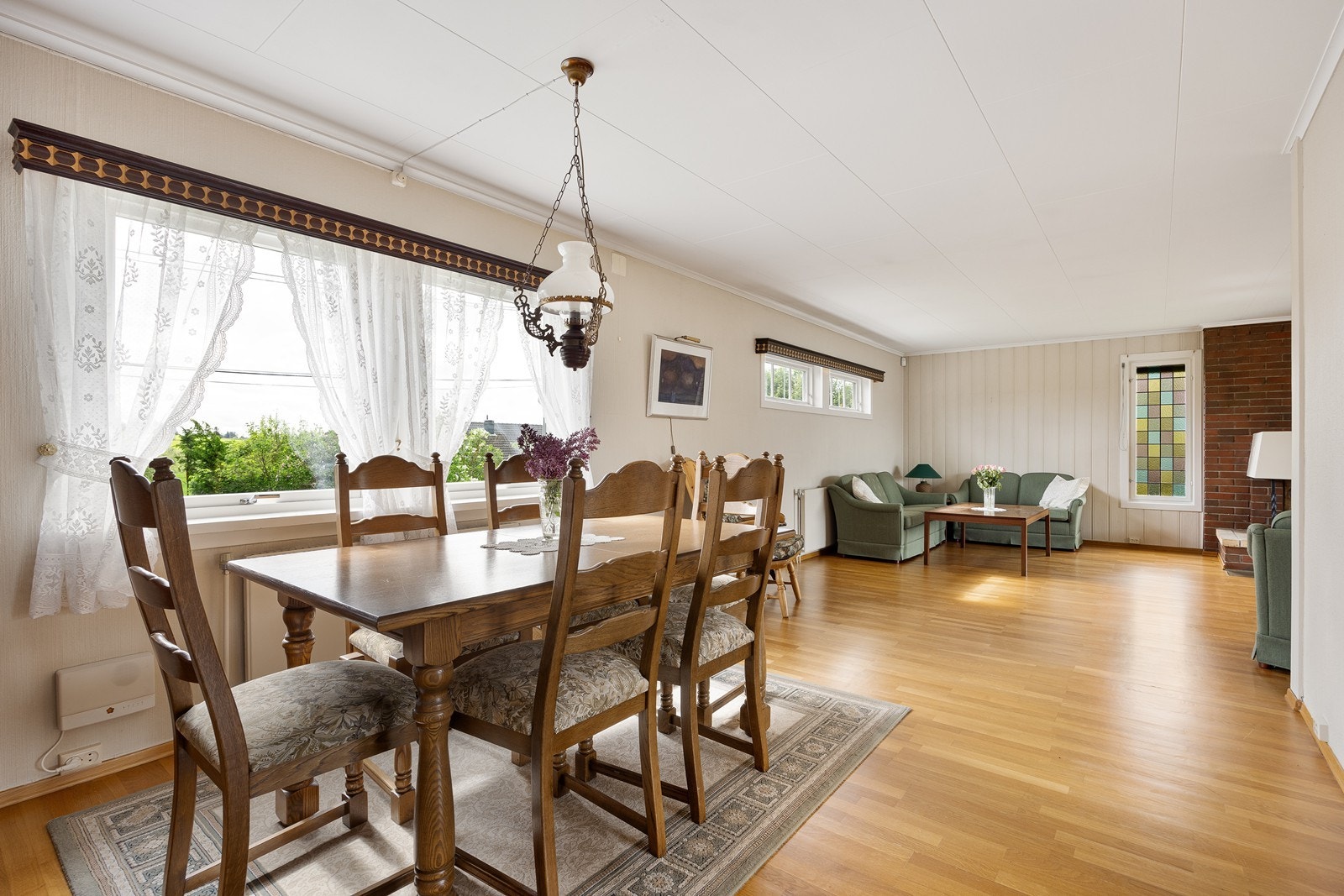 Rommet har fint gjennomlys av vinduer på begge sider av rommet Galleribilde