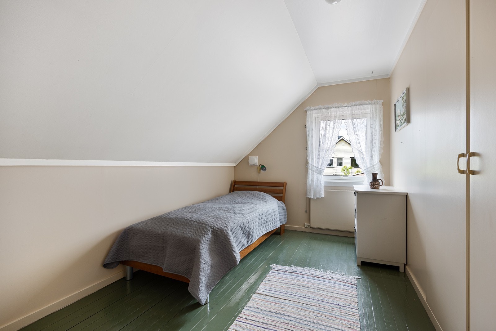 Alle rommene har plassbygde garderobeskap i kneveggene. Galleribilde