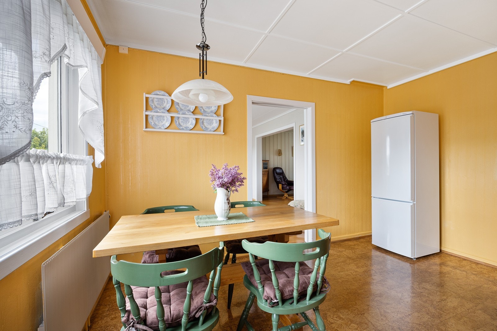 Ved vinduet er det en hyggelig spiseplass. Galleribilde