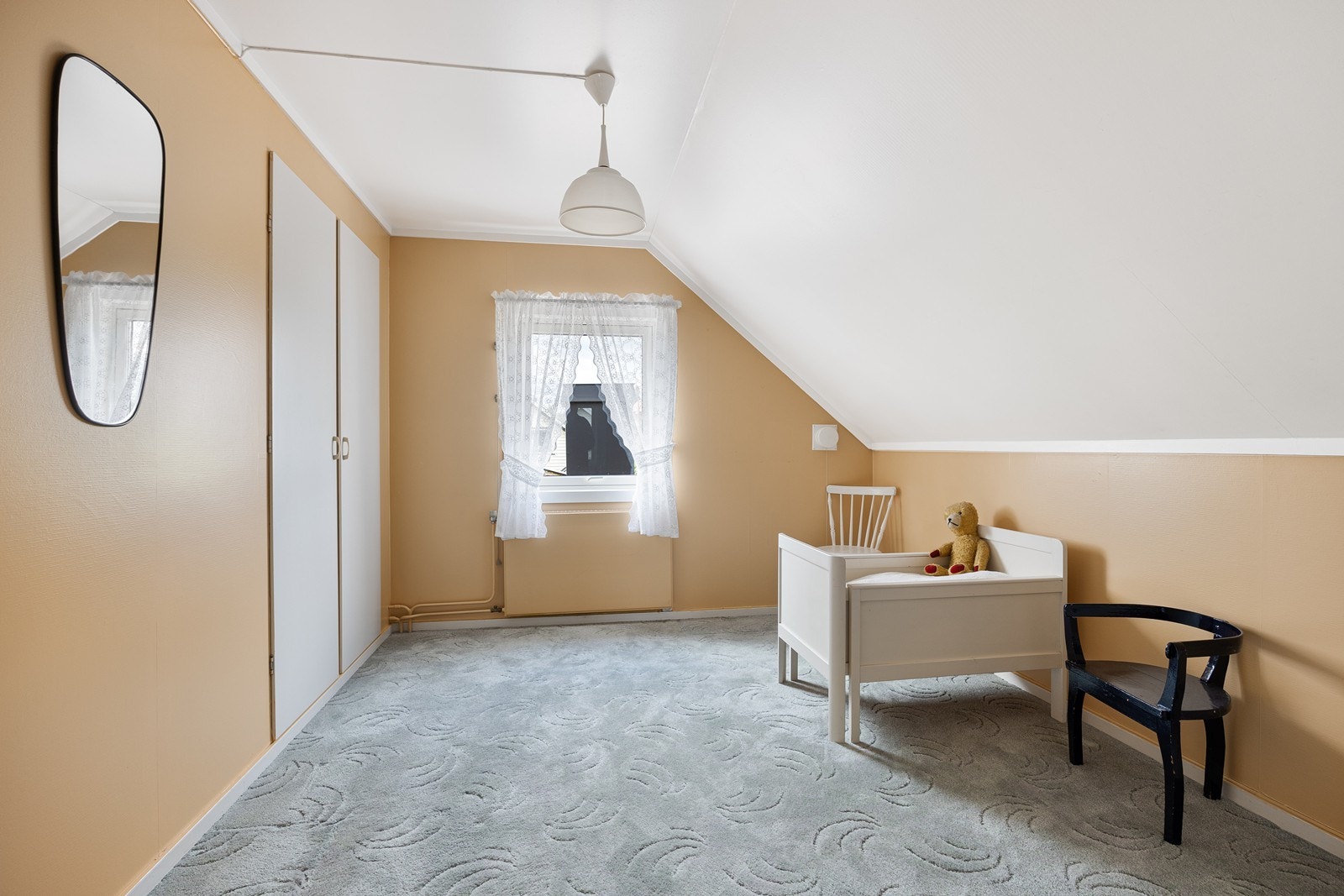 Rommene er av god størrelse med plass til seng og tilhørende møblement. Galleribilde