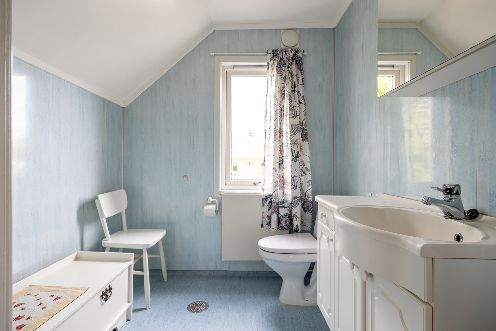 Wc-rommet i andre etasje har heldekkende servant over hvite underskap - over er det speilskap med belysning. Galleribilde