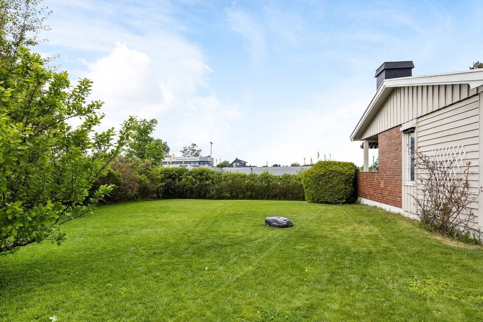 Eiendommen ligger sentralt til - men det er kort vei ut til flotte turmuligheter i skog og mark. Galleribilde