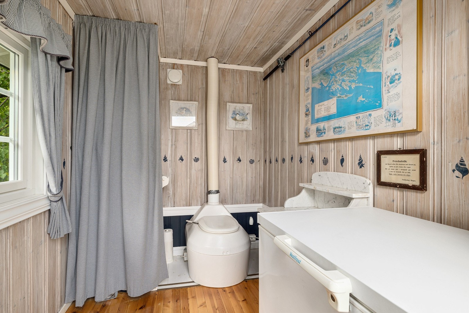 Ekstra toalettrom i boden, med bio-do. Galleribilde