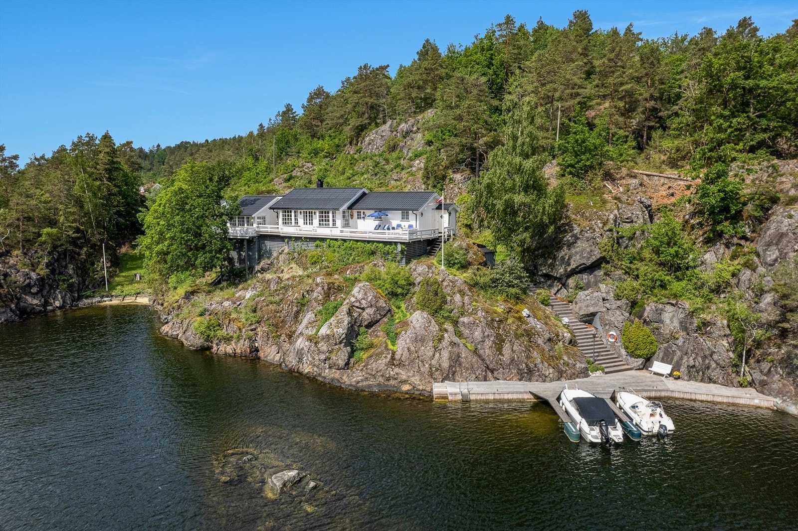 Hytta ligger fint til for seg selv med nydelig utsikt utover sjøen. Galleribilde