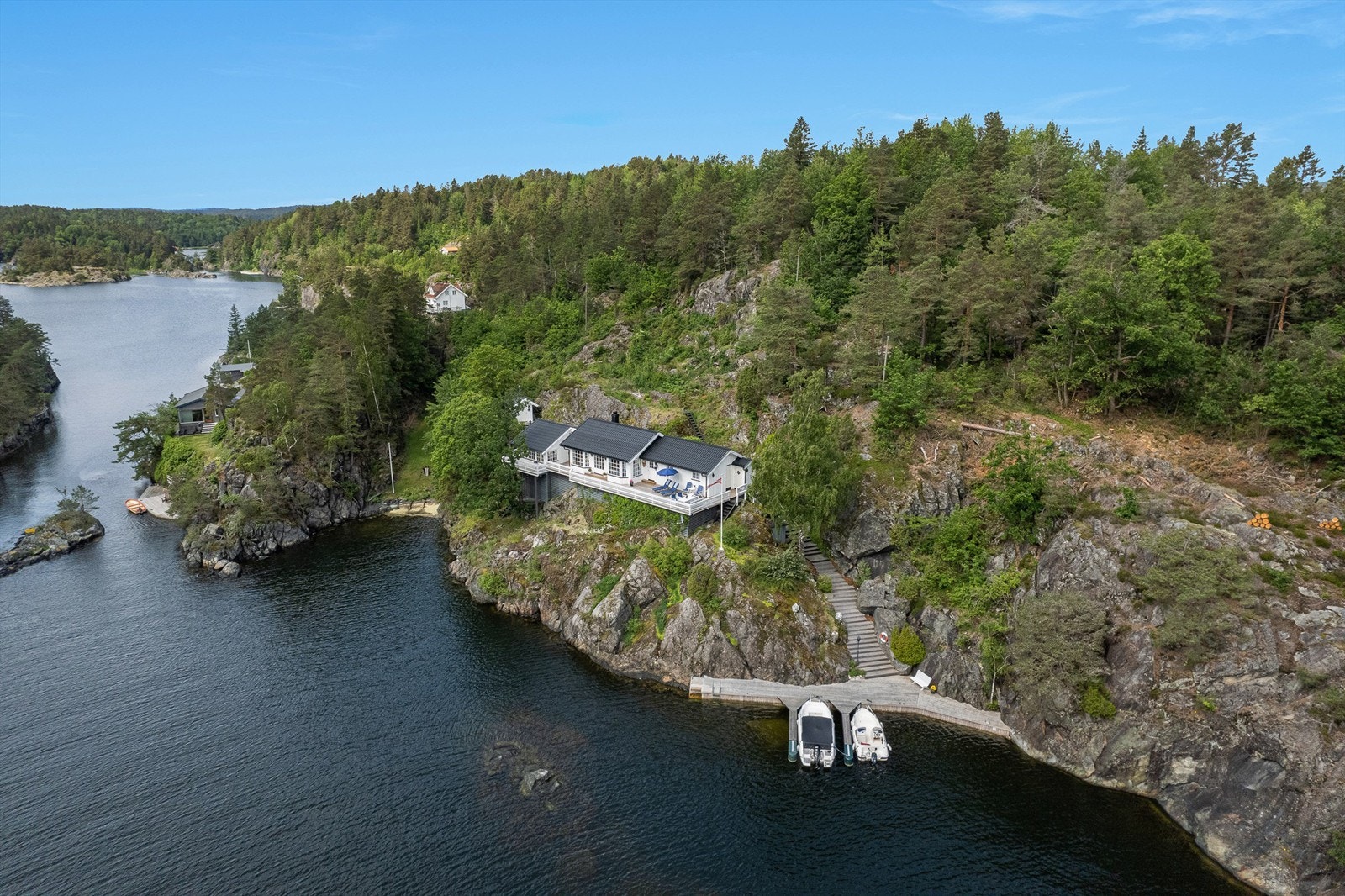 Hytta ligger idyllisk til ved innseilingen til Langøykilen. Galleribilde