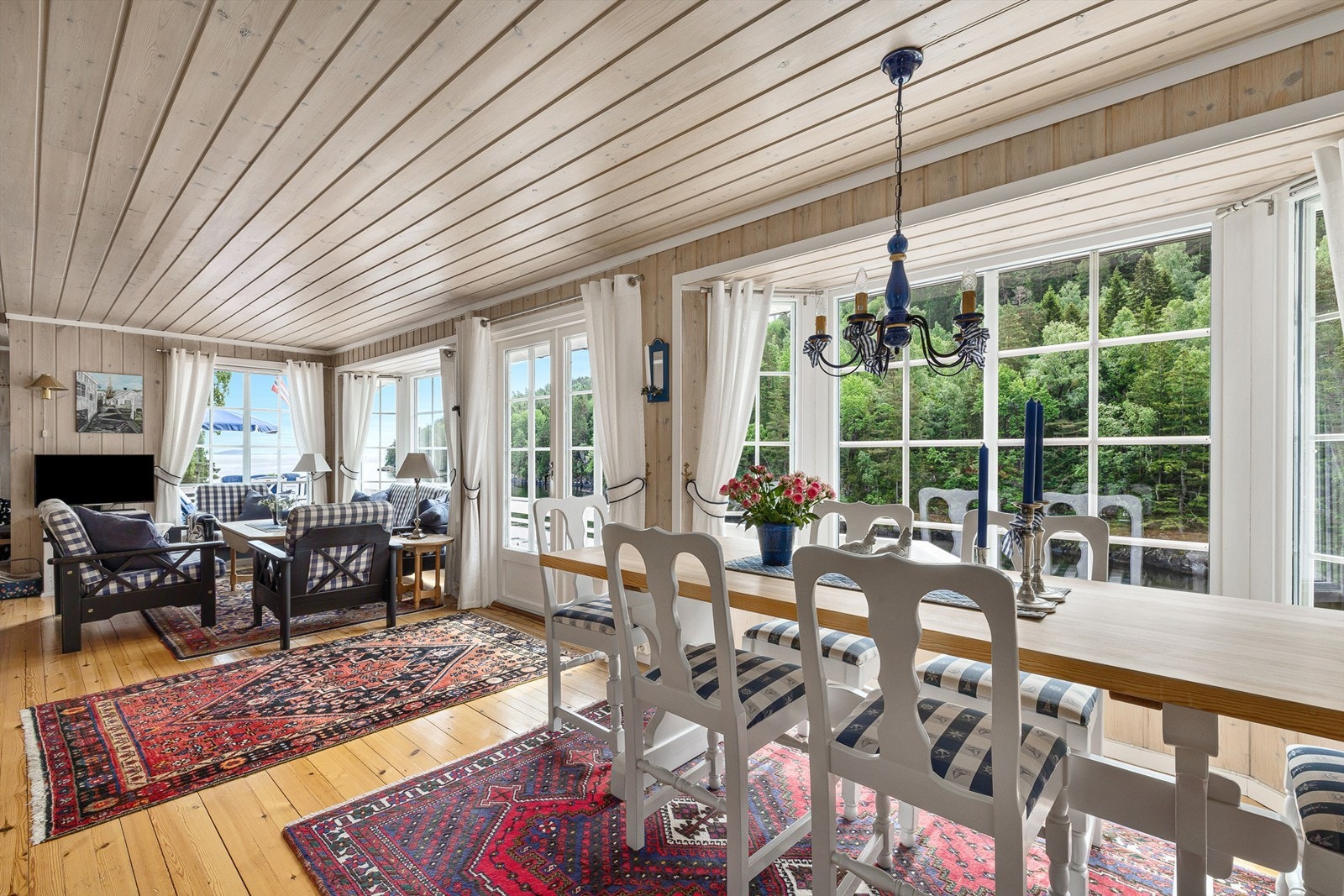 Stua er, naturlig nok, plassert mot sjøen og med store deler av veggen som vindusflate er utsikten upåklagelig, også herfra. Galleribilde