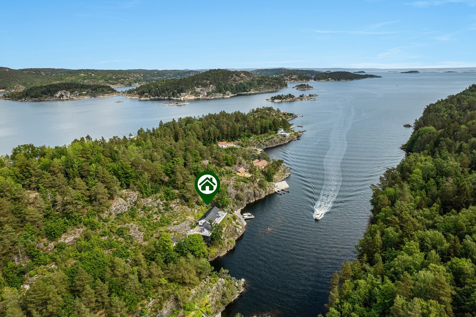 Det blåser gjerne friskt i ytre del av Kragerøs skjærgården. Derfor søker ofte båtfolk ly i Langøykilen. Det er nok ikke tilfeldig at hytta er plassert i innseilingen her. Galleribilde