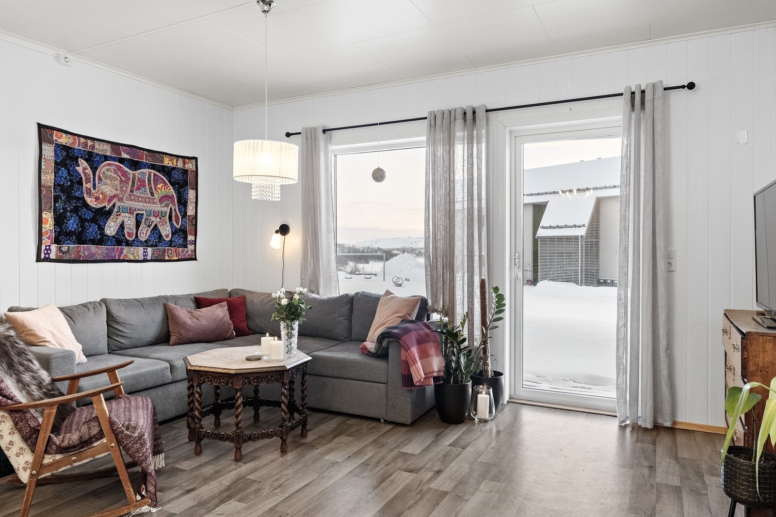 Store vindusflater og utgang til terrasse Galleribilde