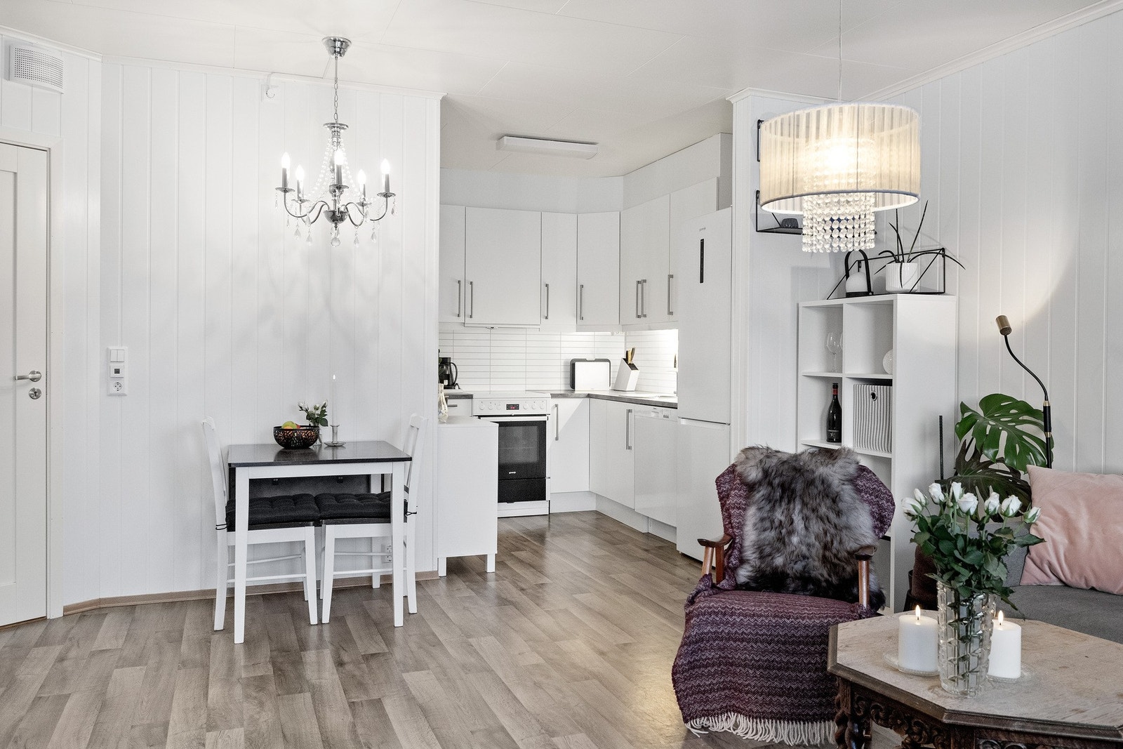 Stue sett mot kjøkken Galleribilde