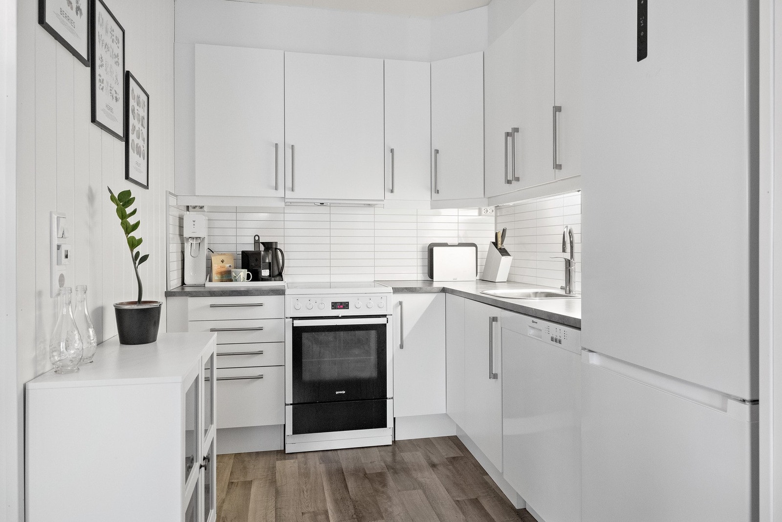 Kjøkkeninnredning - Stekeovn og oppvaskmaskin medfølger Galleribilde