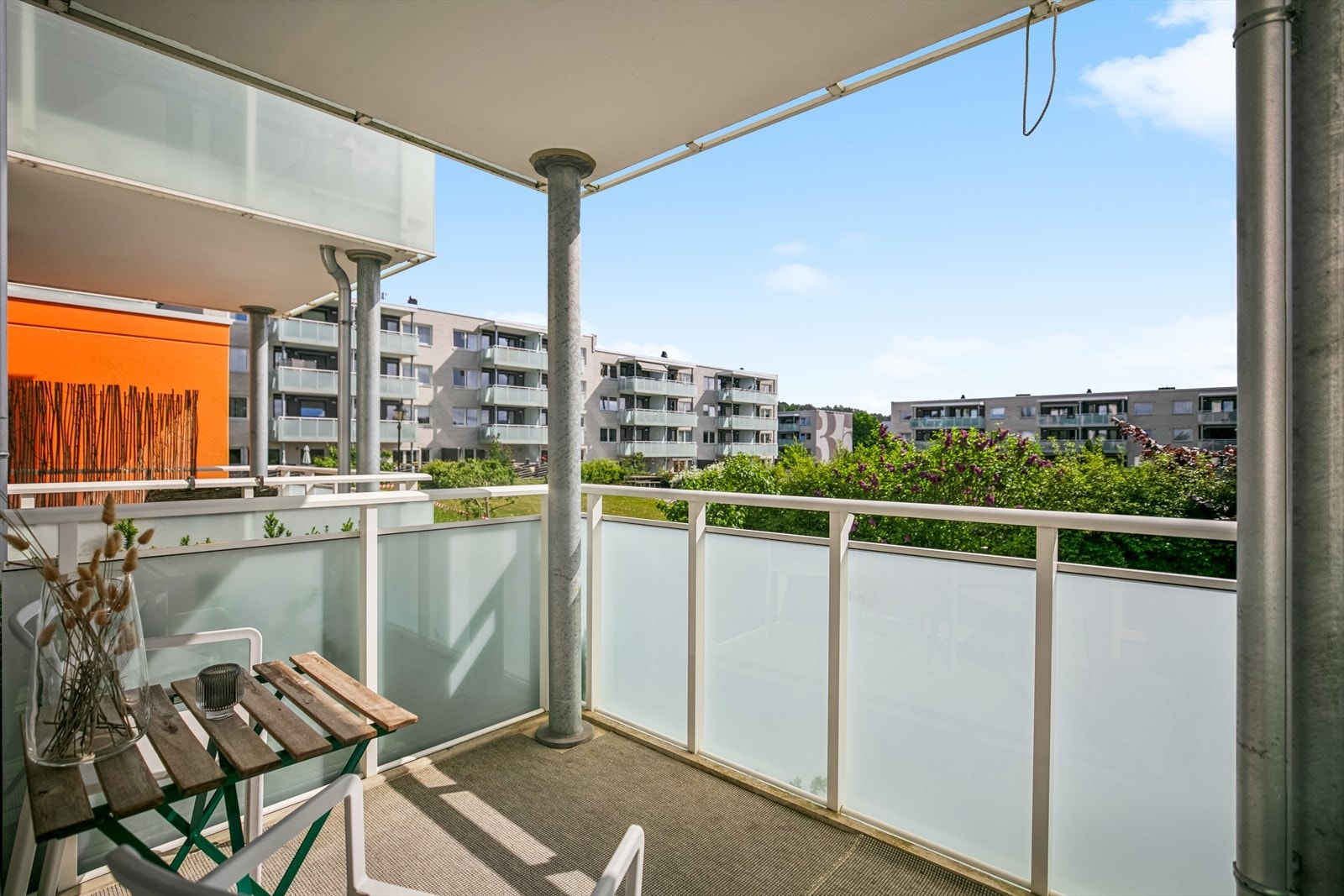 Fra stuen er det utgang til en østvendt balkong på ca. 6m² som føles som en forlengelse av stuen. Galleribilde