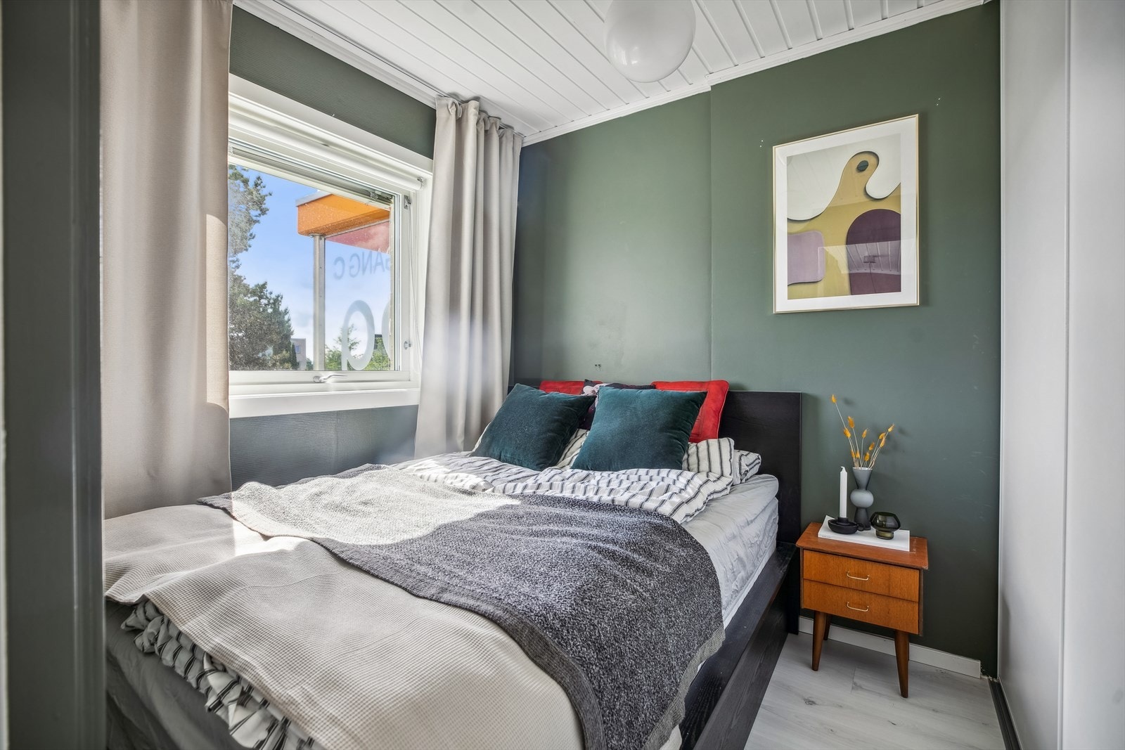 Romslig og fint soverom med god plass til dobbeltseng og tilhørende nattbord. Soverommet byr på et romslig garderobeskap fra IKEA. Galleribilde