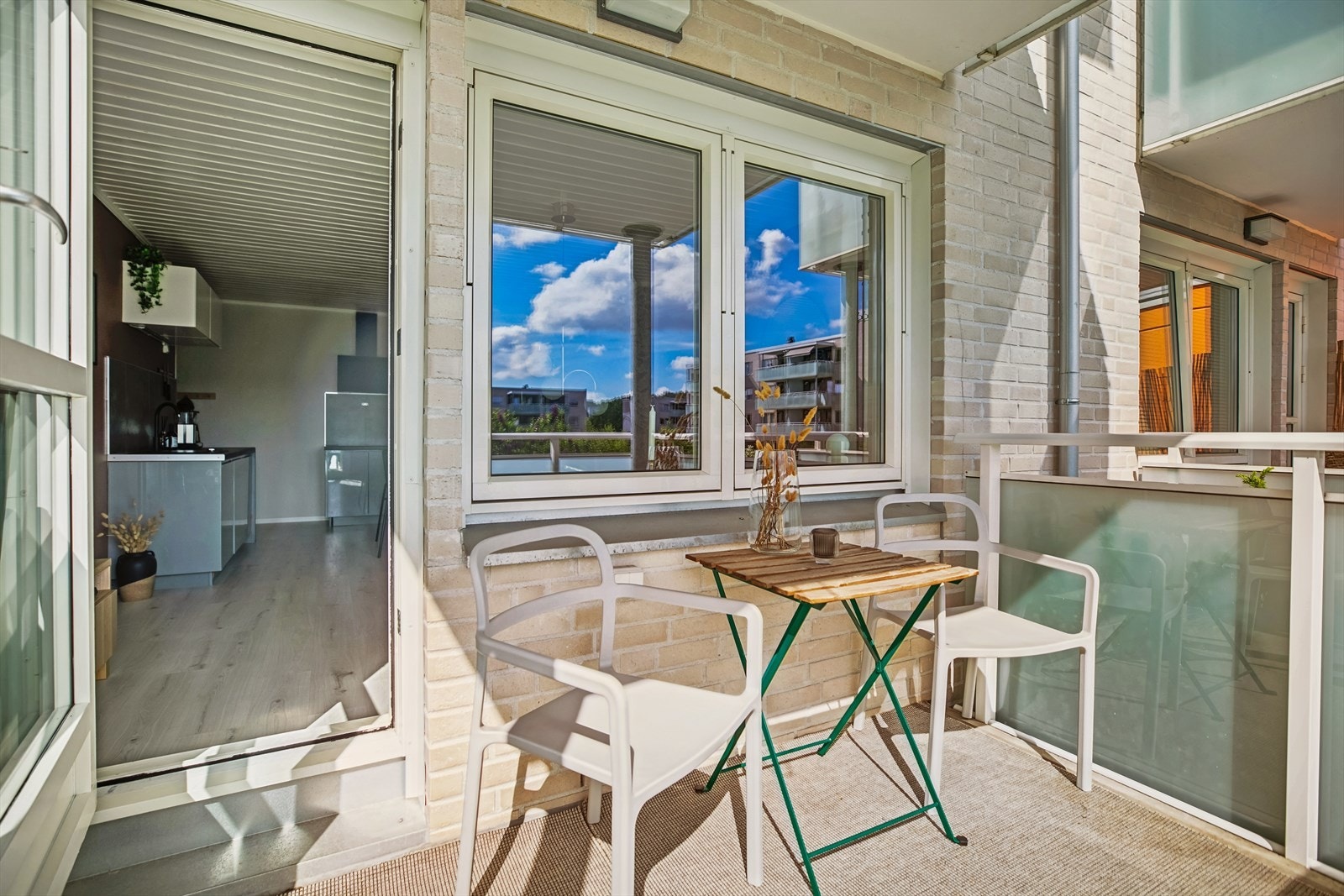 Balkongen byr på flott utsyn og gode solforhold. Balkongen ble bygget ny i regi av borettslaget i 2013. Galleribilde