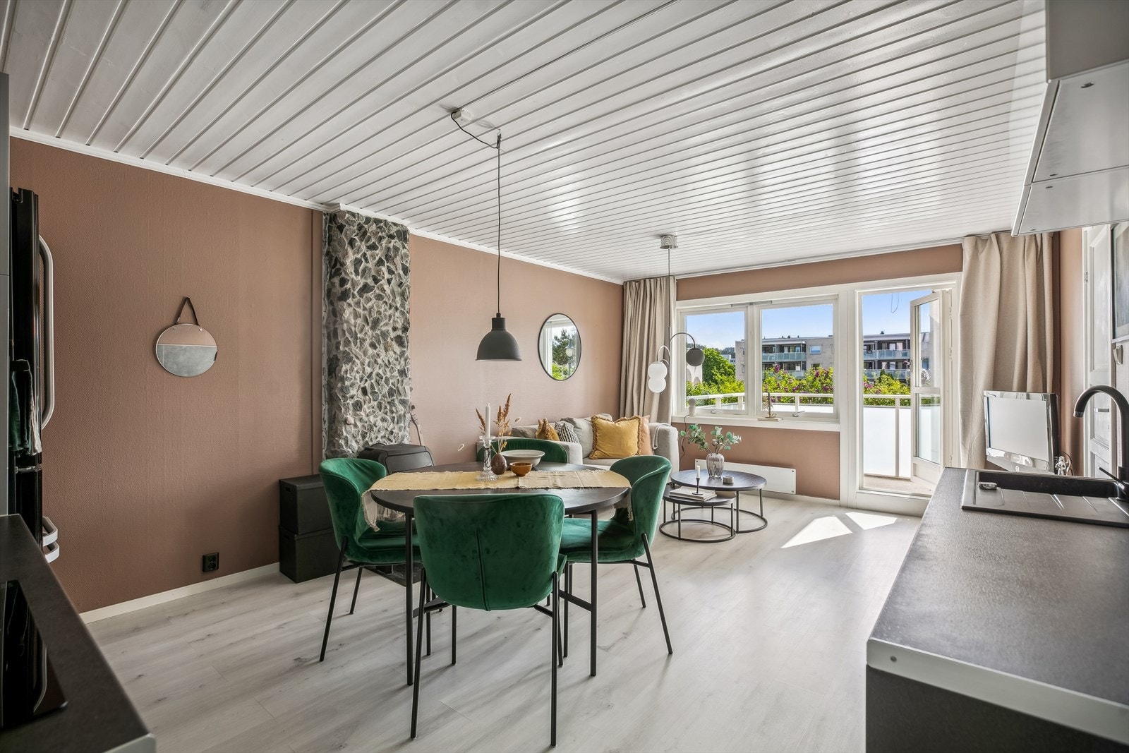 Her får du en åpen stue-/kjøkkenløsning med god plass til å innrede med sofahjørnet og spisesone. Galleribilde