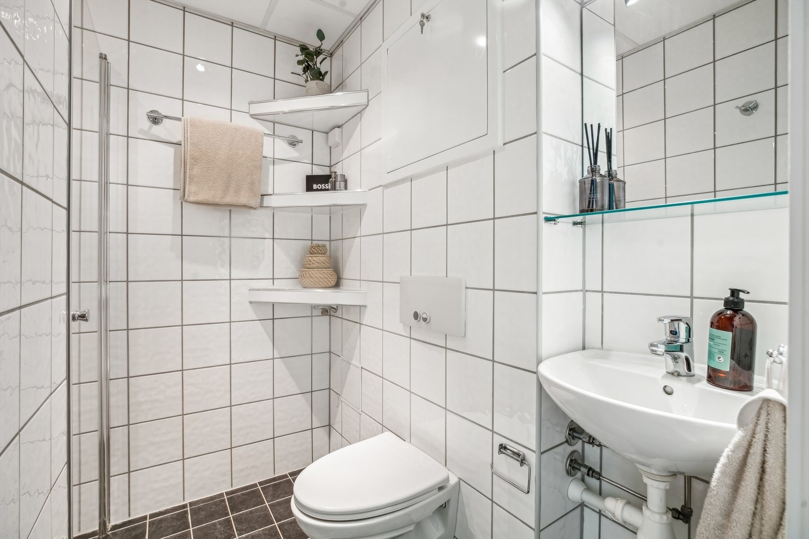 Praktisk og flislagt baderom med varmekabler. Pusset opp i regi av brl. i 2003. Galleribilde