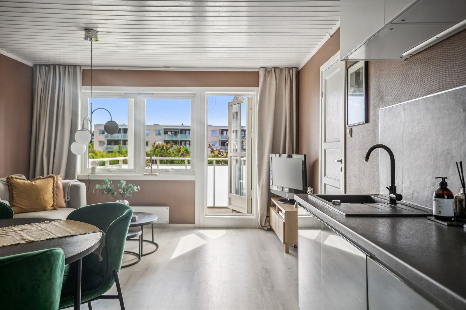 Stuen får mye av lyset gjennom de store vindusflatene. Galleribilde