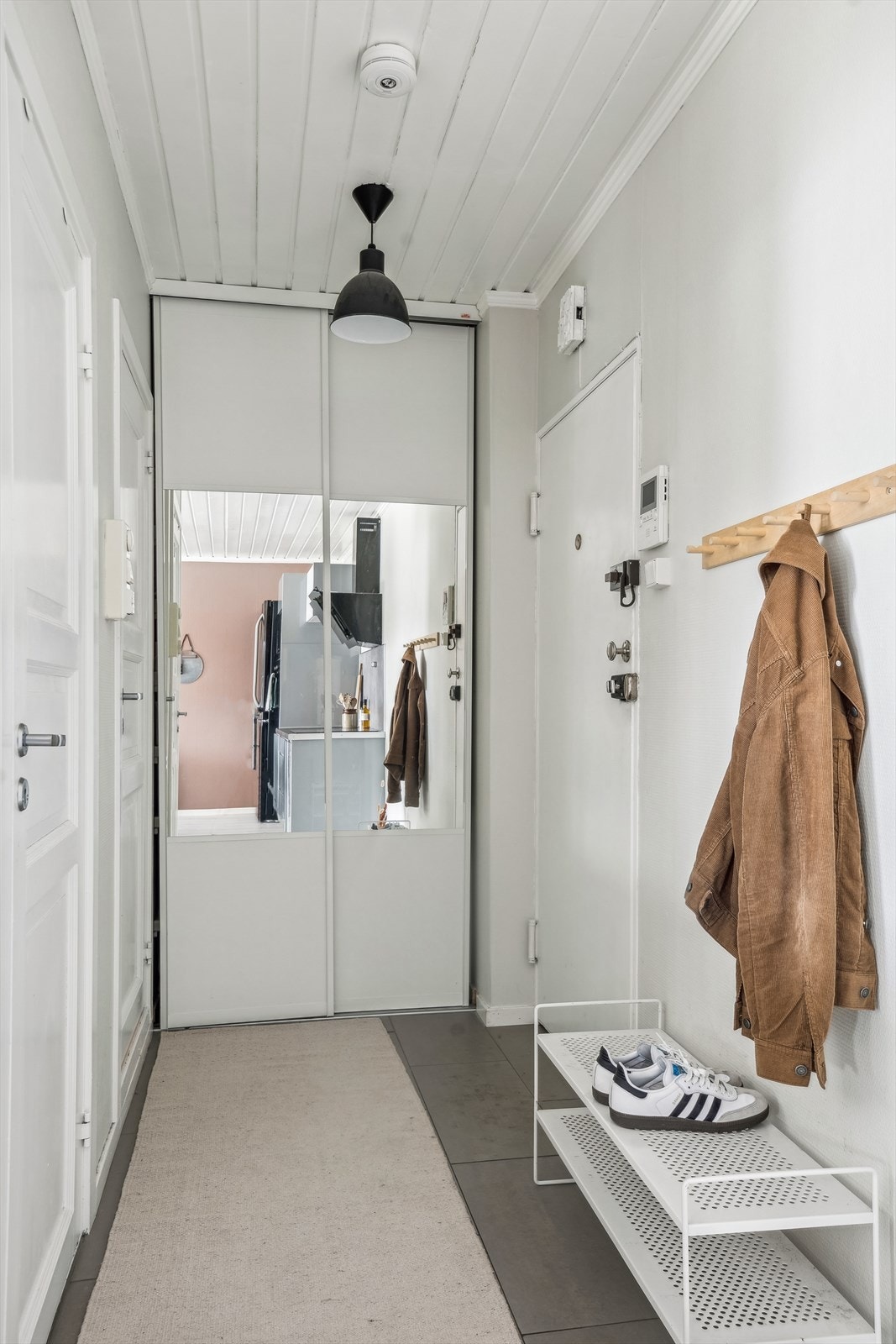 Du ønskes velkommen i en lys entrè som gir et positivt førsteinntrykk av boligen. Galleribilde