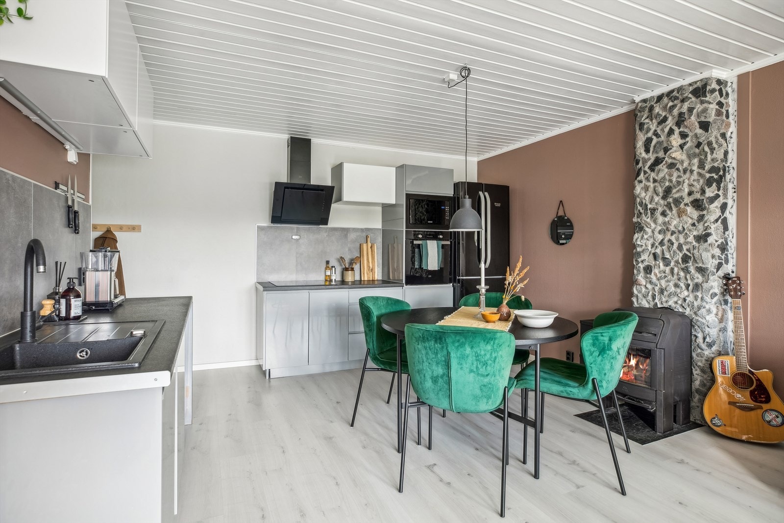 Vedovnen i stuen byr på en god atmosfære og gir en hjemmekoselig følelse. Galleribilde