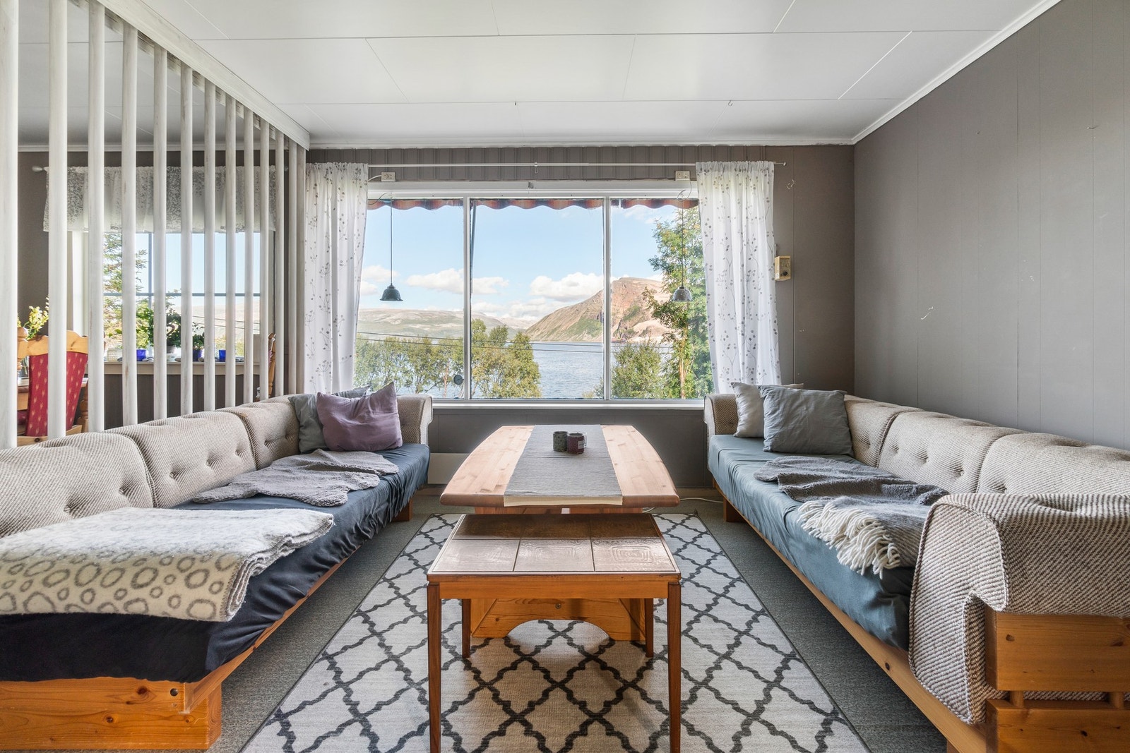 Fantastisk utsikt fra sofakroken mot sjøen i nord. Galleribilde