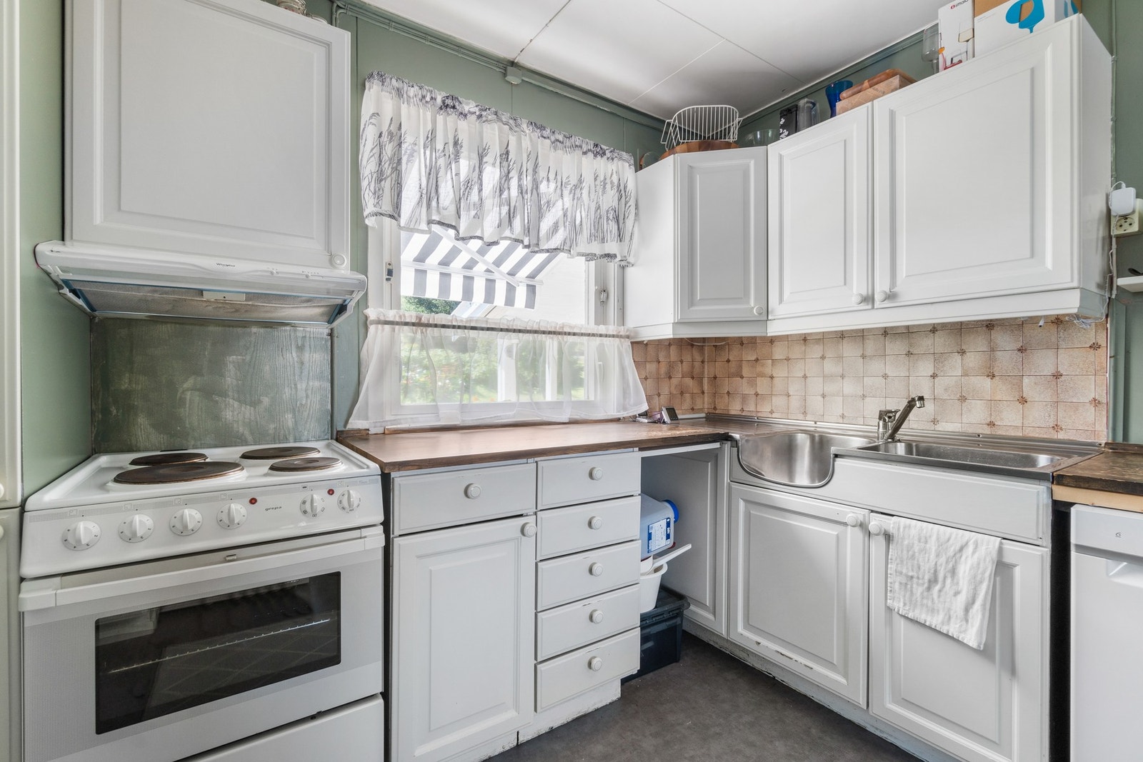 Kjøkkenet har god skap- og benkeplass. Galleribilde