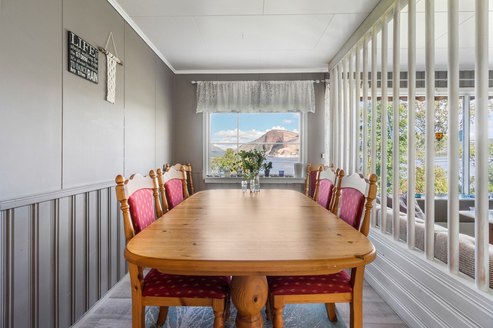 Nærliggende stua og kjøkkenet er det naturlig å innrede med et spisebord. Også her har du flott utsikt. Galleribilde