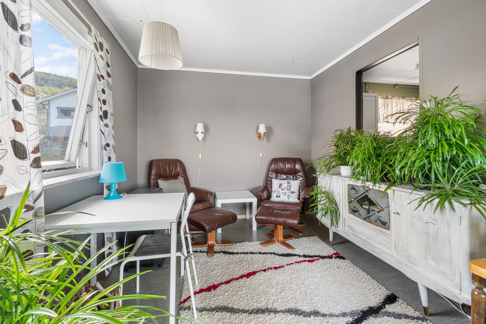 Med rommets utforming kan man enkelt møblere med flere sittegrupper. Galleribilde