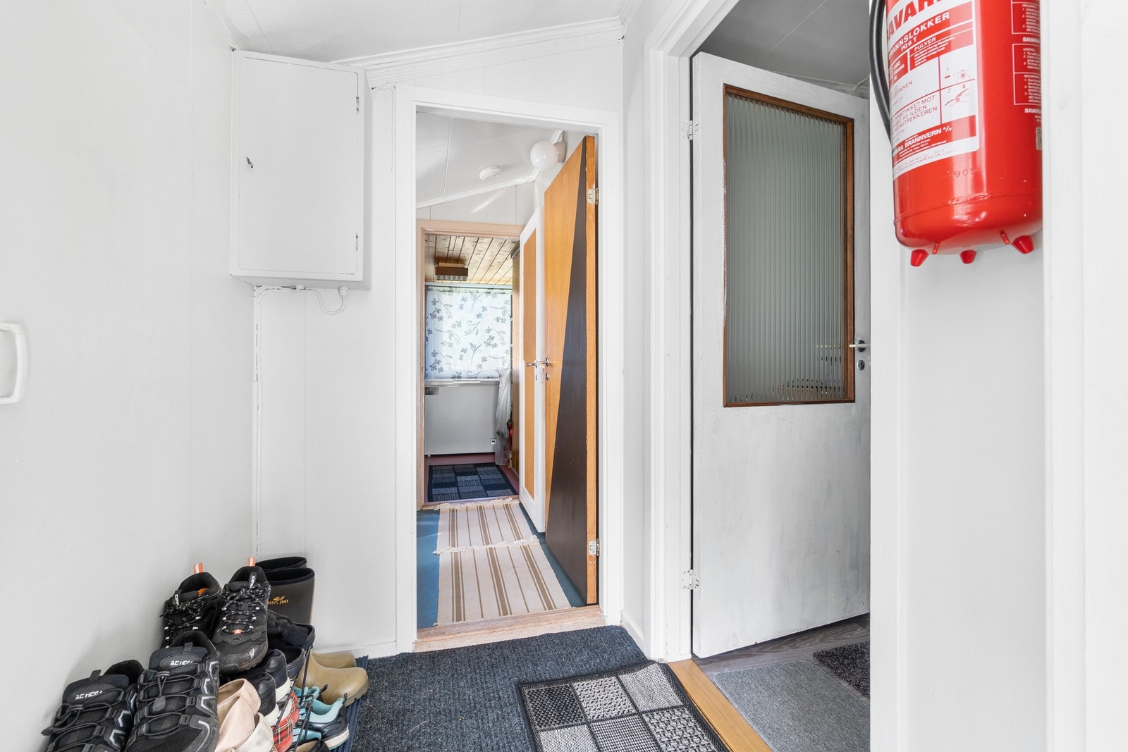 Ved entreen er det god lagringsplass i to praktiske boder. Galleribilde