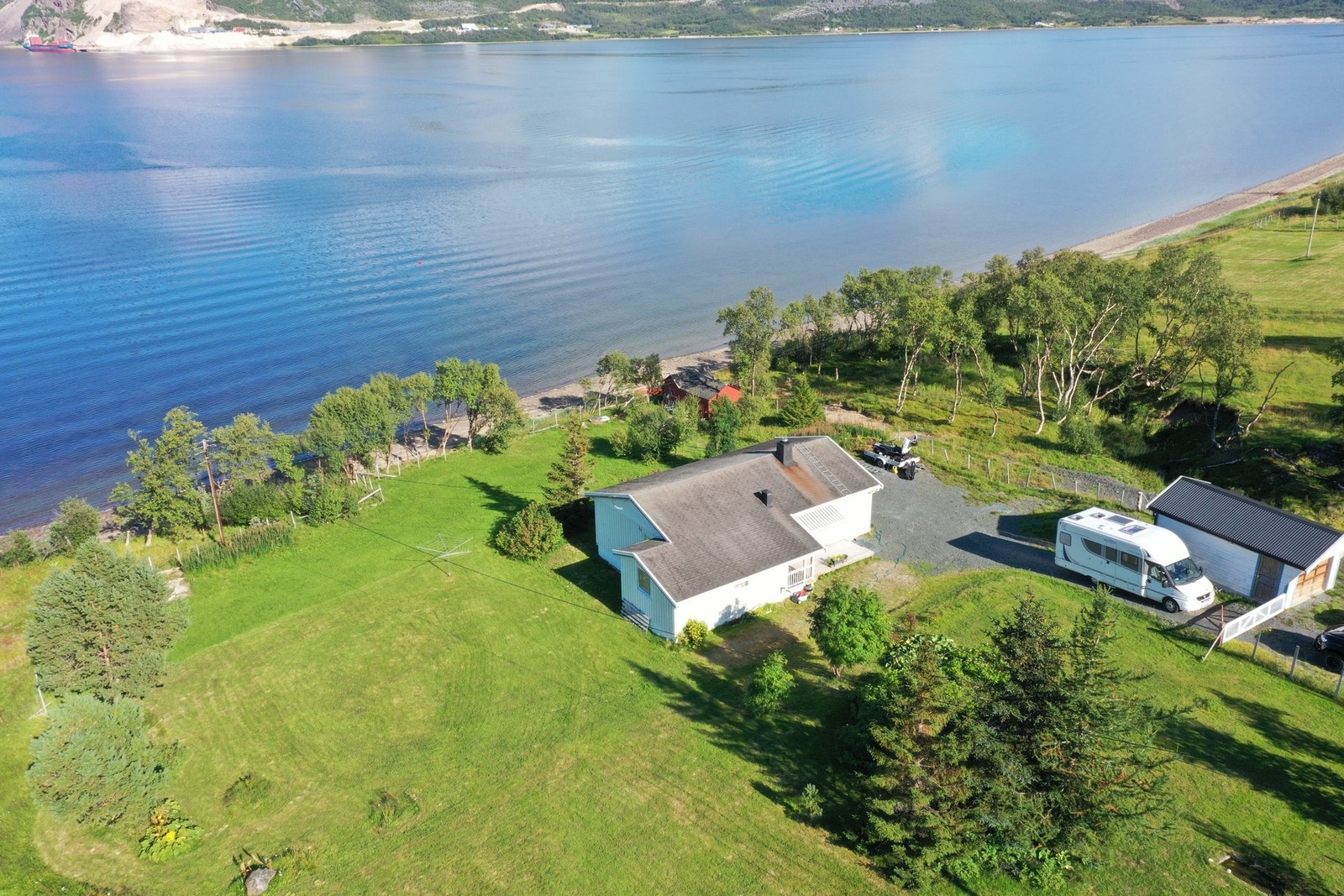 Dette er en sjelden mulighet med romslig tomt langs sjøkanten i Austertana. Galleribilde