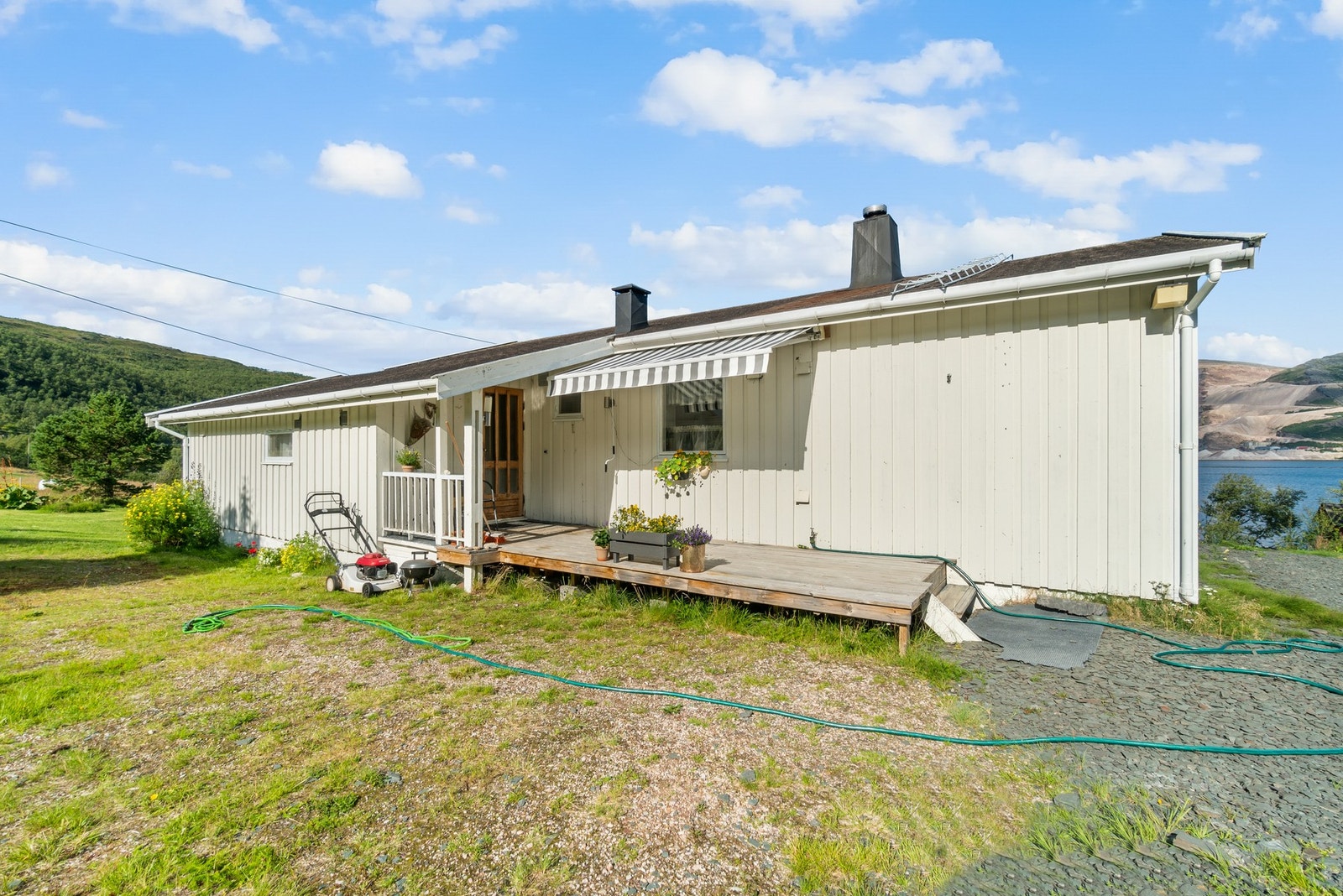 Det er oppført platting ifbm inngangspartiet Galleribilde