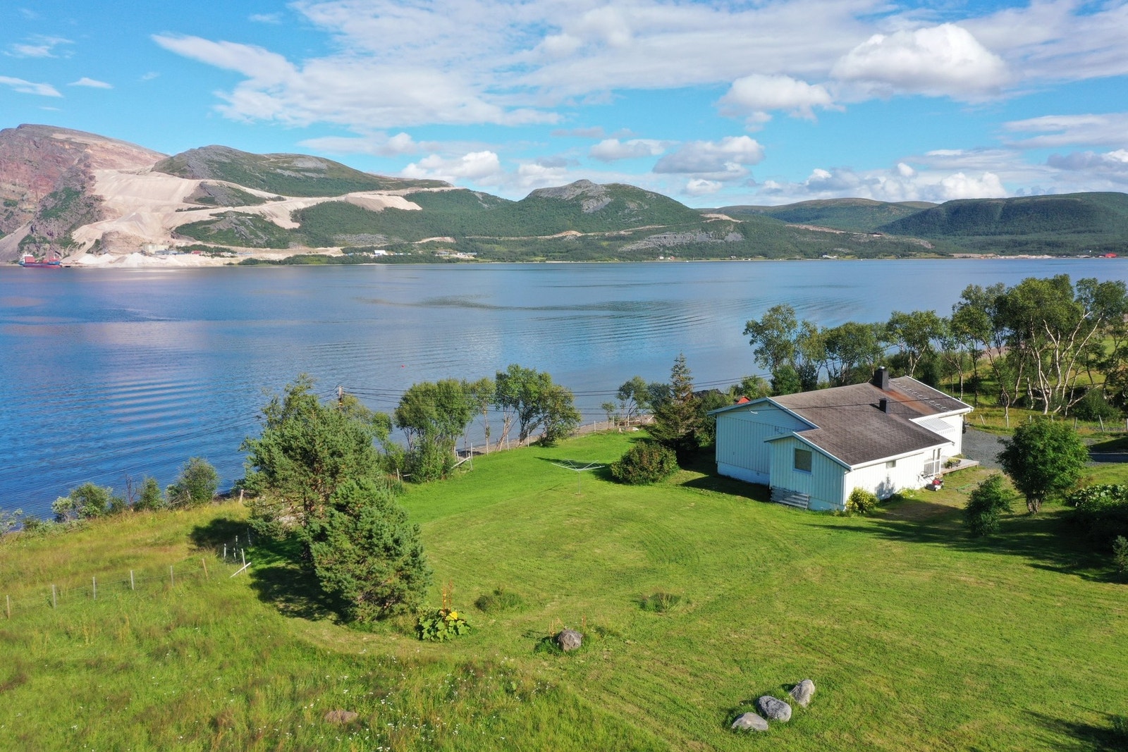 Velkommen til Austertanaveien 4092 - en romslig eiendom med idyllisk beliggenhet! Foto: Thomassen Friluft Galleribilde