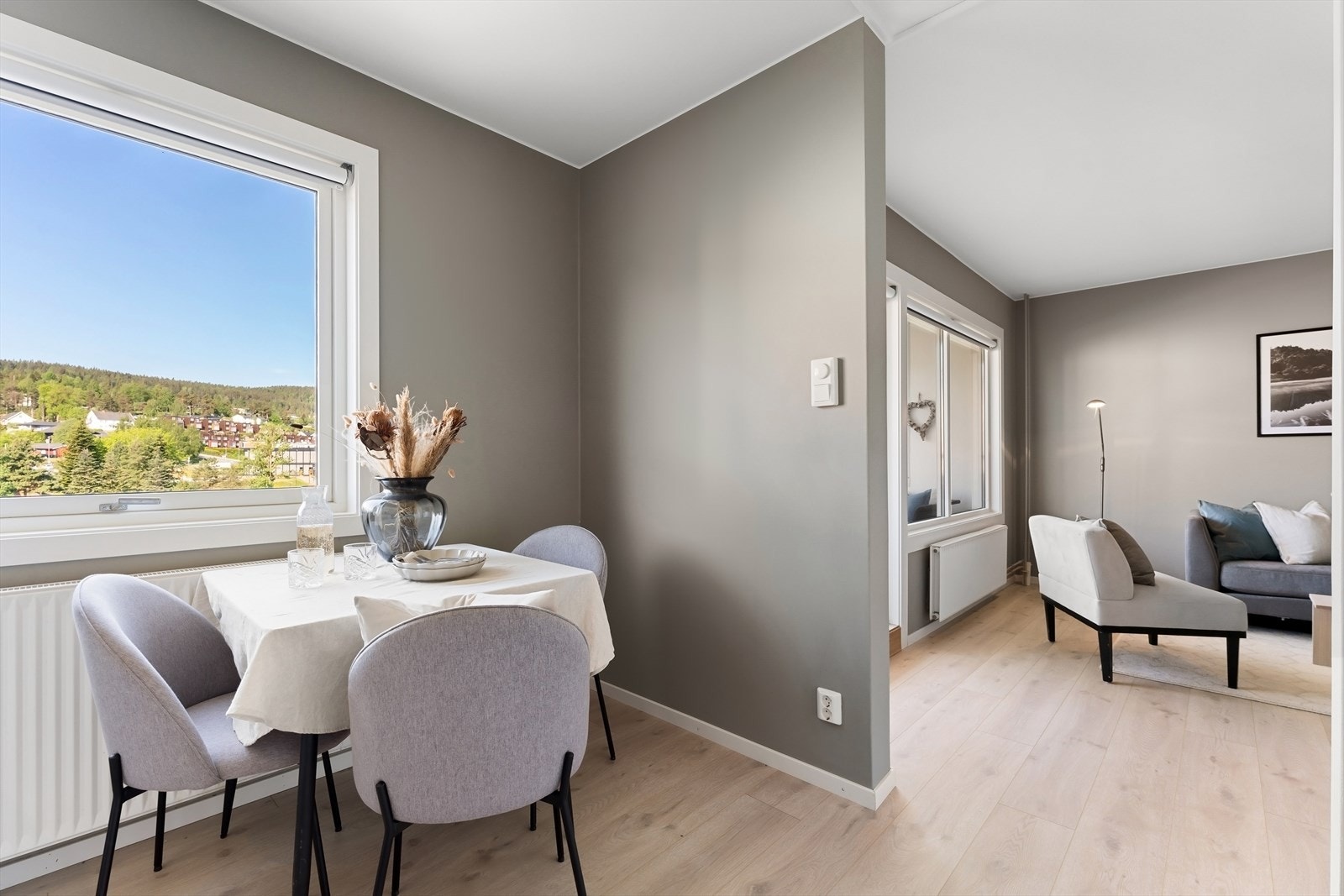 Videre inn på kjøkkenet er det god plass til å innrede spisegruppe. Galleribilde