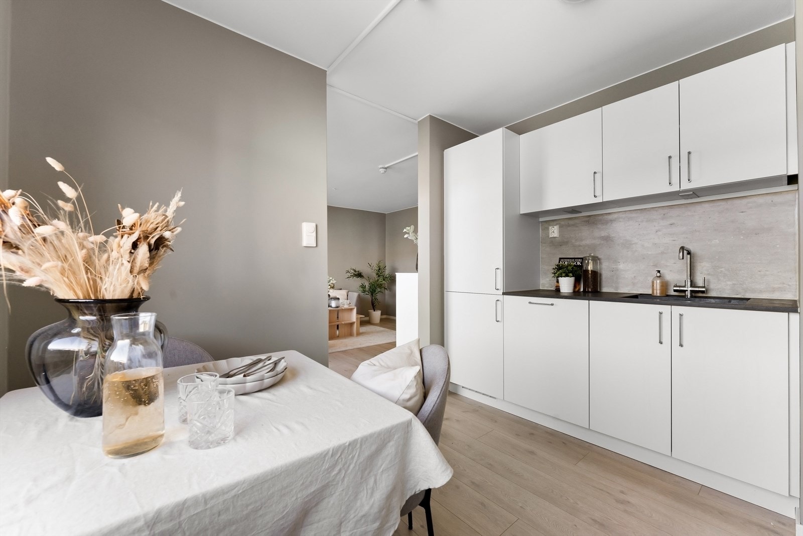 Leiligheten har radiatorer tilkoblet fjernvarme. Galleribilde
