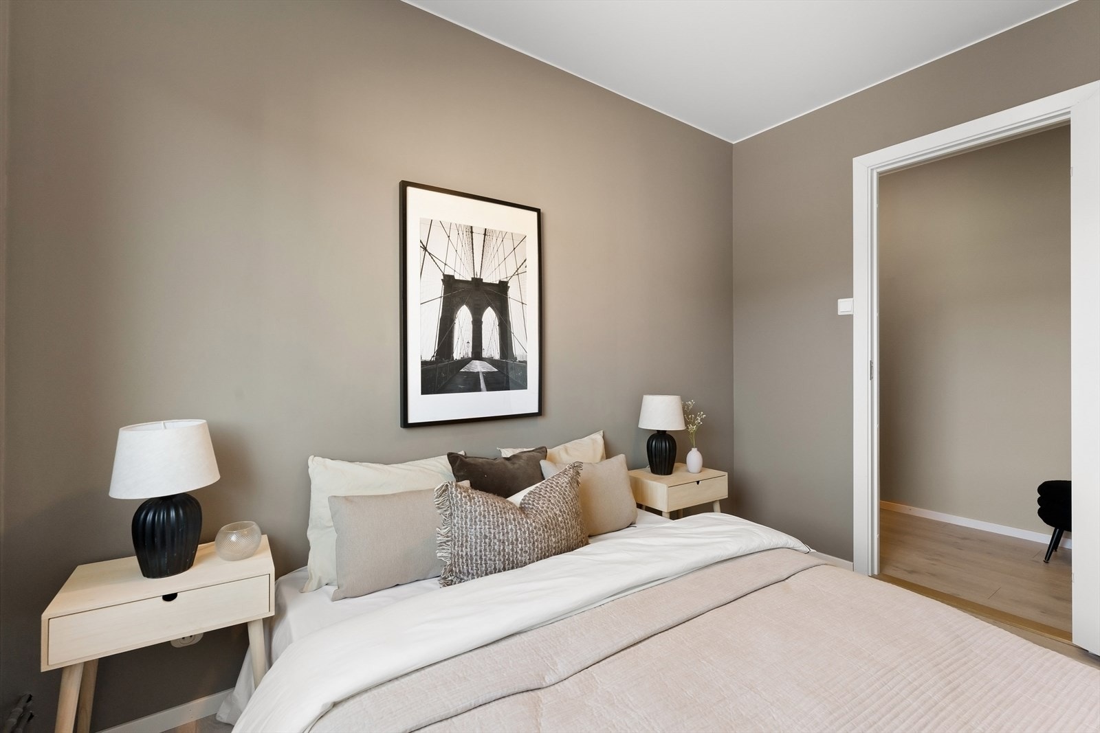 Det er videre plass til å innrede med garderobe-møblement. Galleribilde